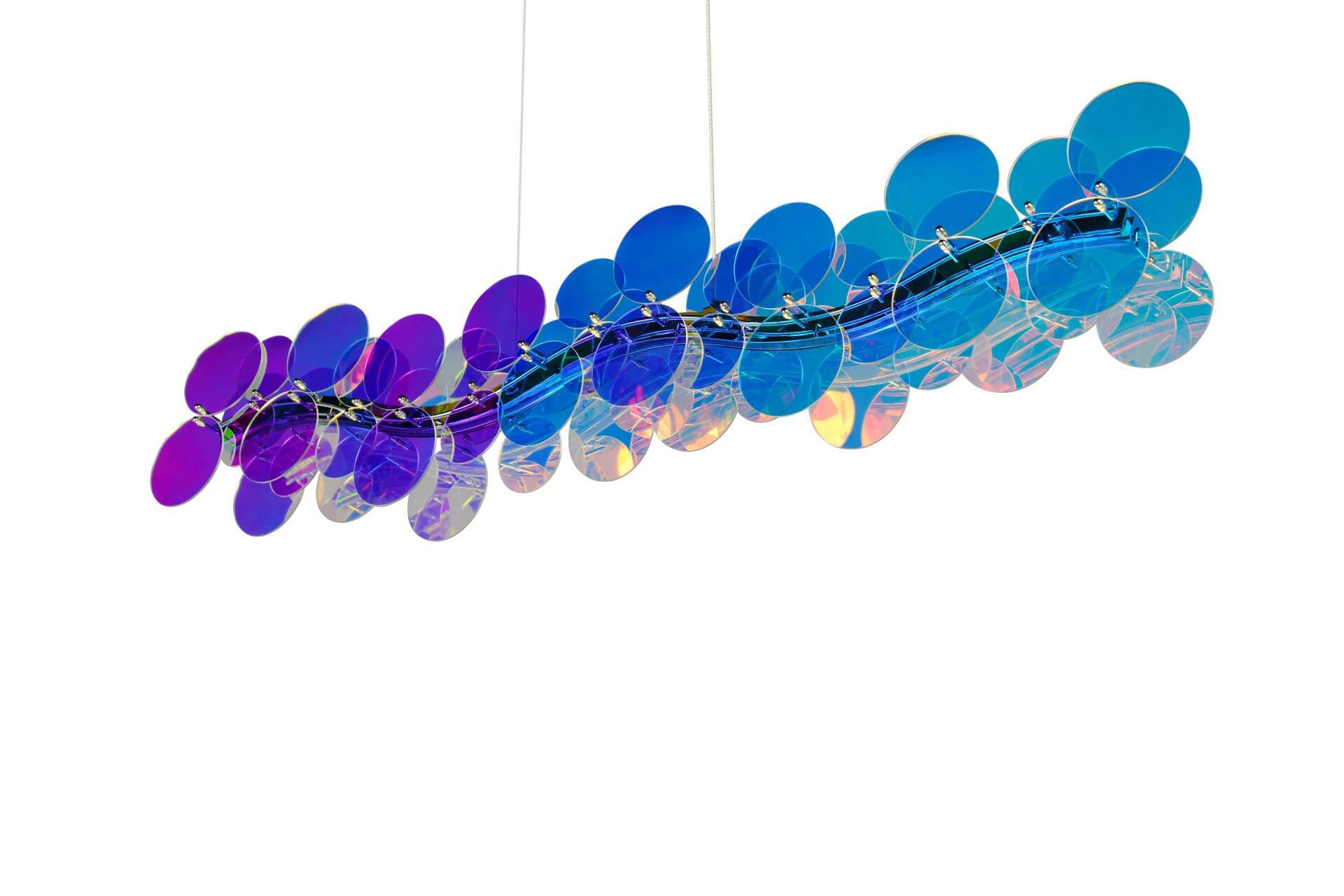 Pendelleuchte Pulse mit gebogener Stange und zahlreichen, schimmernden, unterschiedlich großen Metallanhängern, die das Licht reflektieren und einen dekorativen Effekt erzeugen.