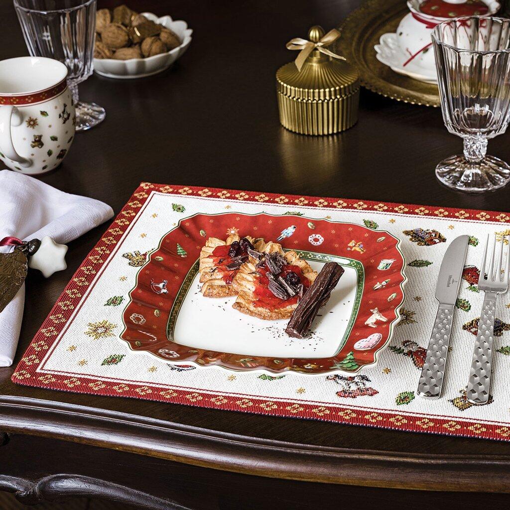 Weihnachtliches Platzset aus der Toy's Delight Gobelin-Kollektion mit angerichtetem Dessert, Silberbesteck und festlicher Tischdeko aus der Vogelperspektive.