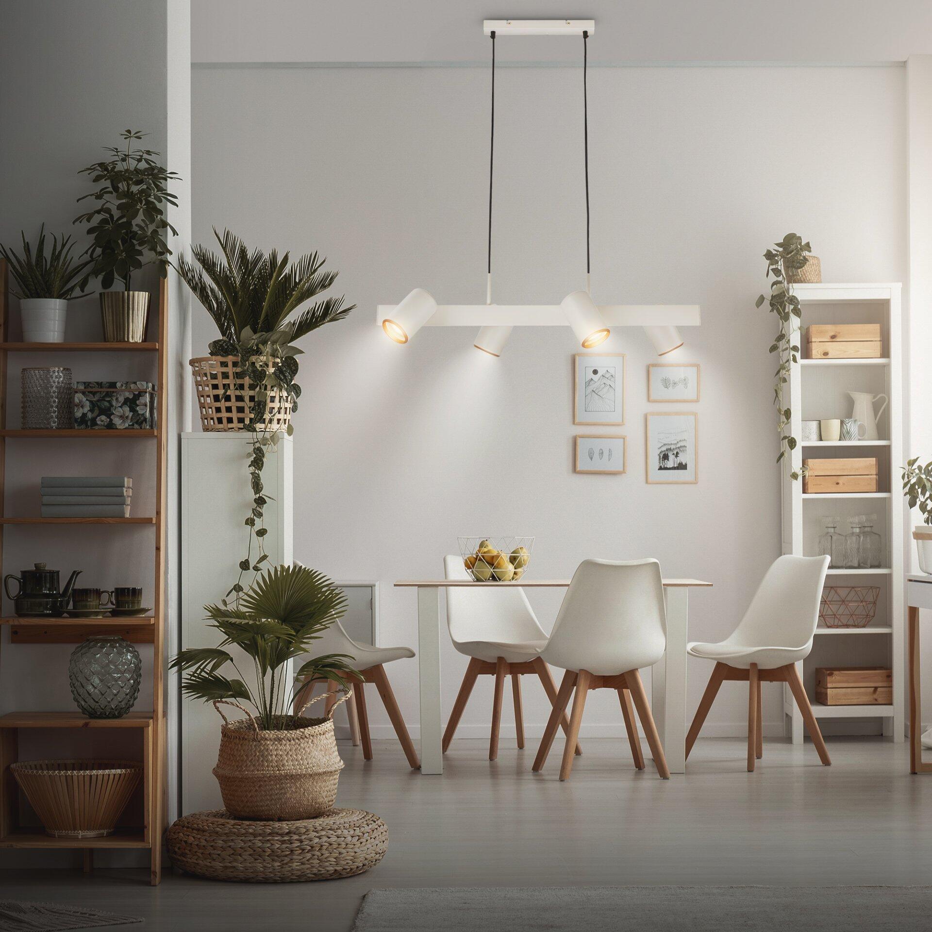 Pendelleuchte Era, dreifach angeordnet mit geneigten weißen Schirmen und schwarzen Kabeln, als Blickfang über einem Essplatz in einem modernen Interieur.