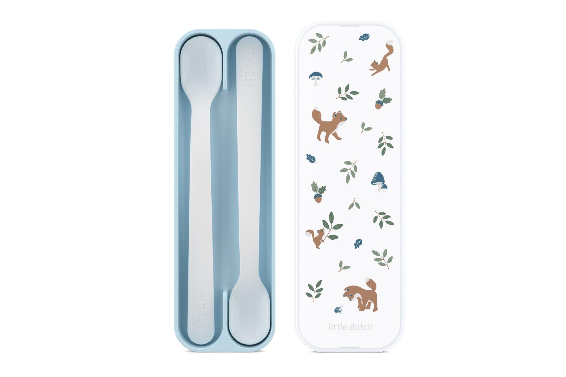 Zusammengeklappter Mio Geschirr-Bestecksatz mit Löffel und Gabel in einem hellblauen Etui mit buntem "little dutch" Muster.