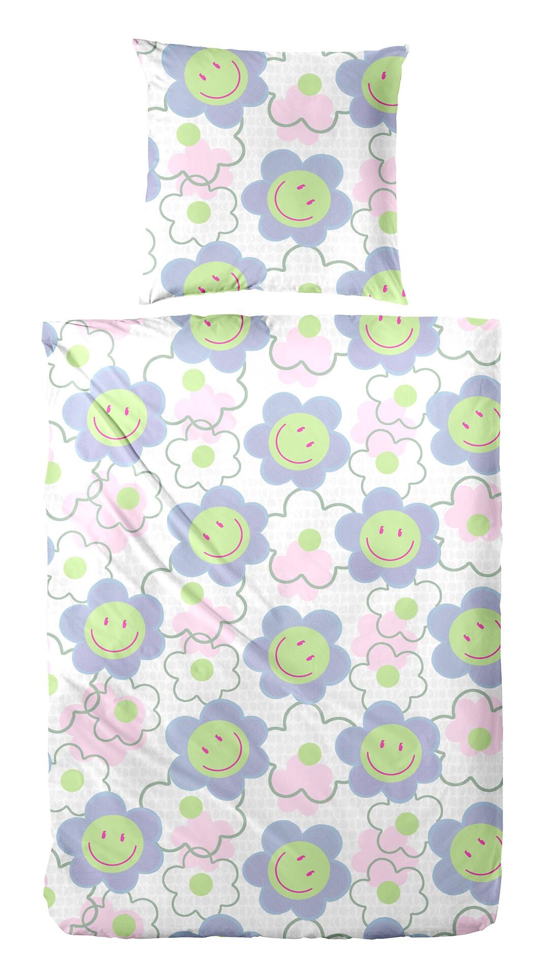 Detailaufnahme der blau-grün gemusterten Renforce-Bettwäsche mit floralem Design und lächelnden Blütenmotiven auf weißem Grund.