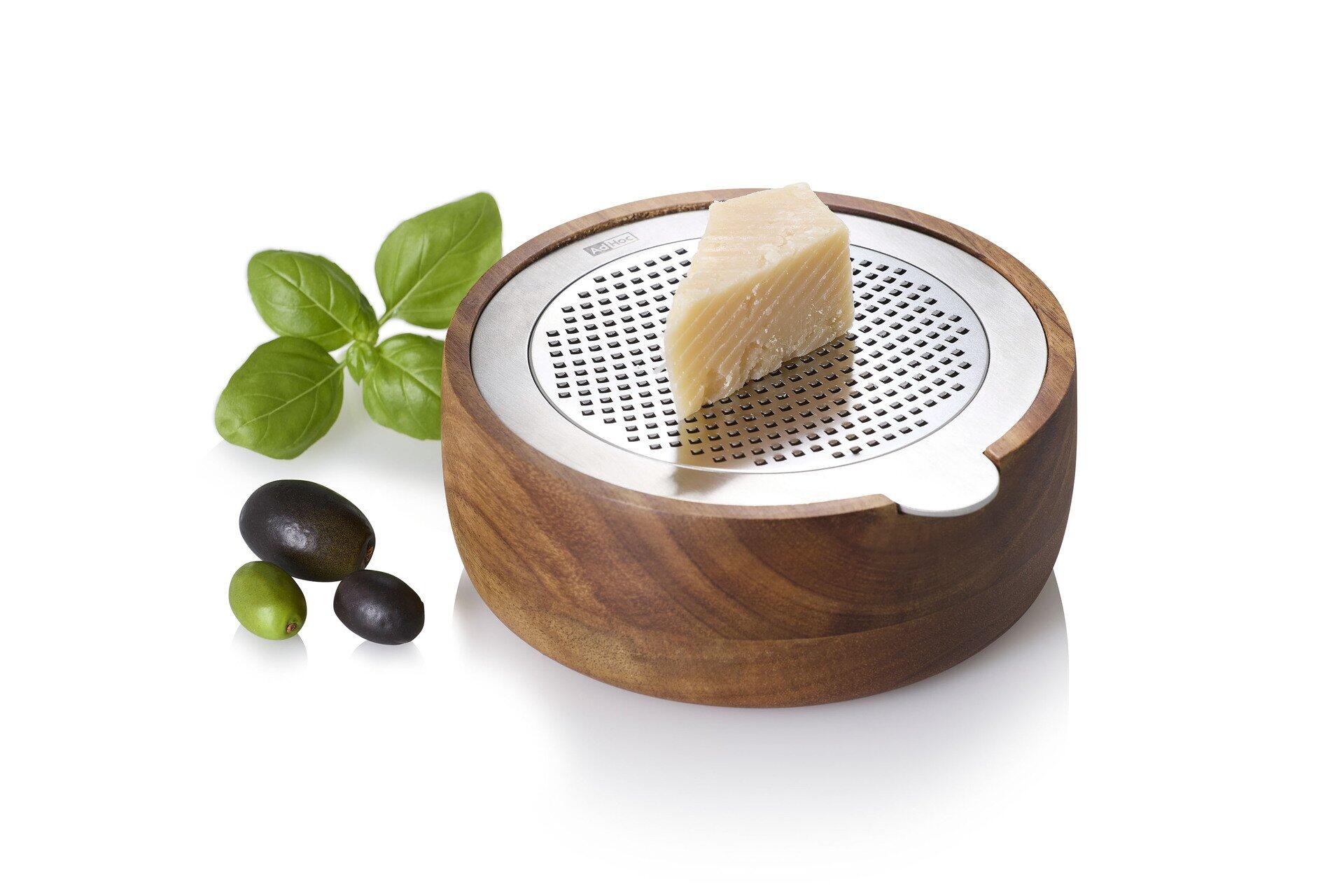 CutnServe Tisch-Feinreibe mit Auffangbehälter und original AdHoc PreciseGrate, aus Vogelperspektive mit Parmesan, Oliven und Basilikum zur Demonstration der Reibefunktion.