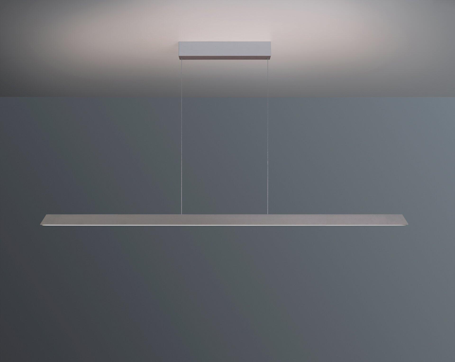 Pendelleuchte Now 20 mit rechteckigem Design und schlanker Form, dargestellt in einer Frontalperspektive vor grauem Hintergrund.