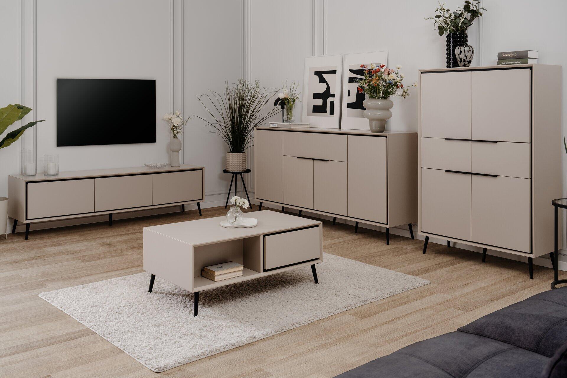 Couchtisch Arona 55A mit rundem Fuß und Aussparung in der Tischmitte, gezeigt aus leicht seitlicher Perspektive in einem hellen Wohnzimmer.