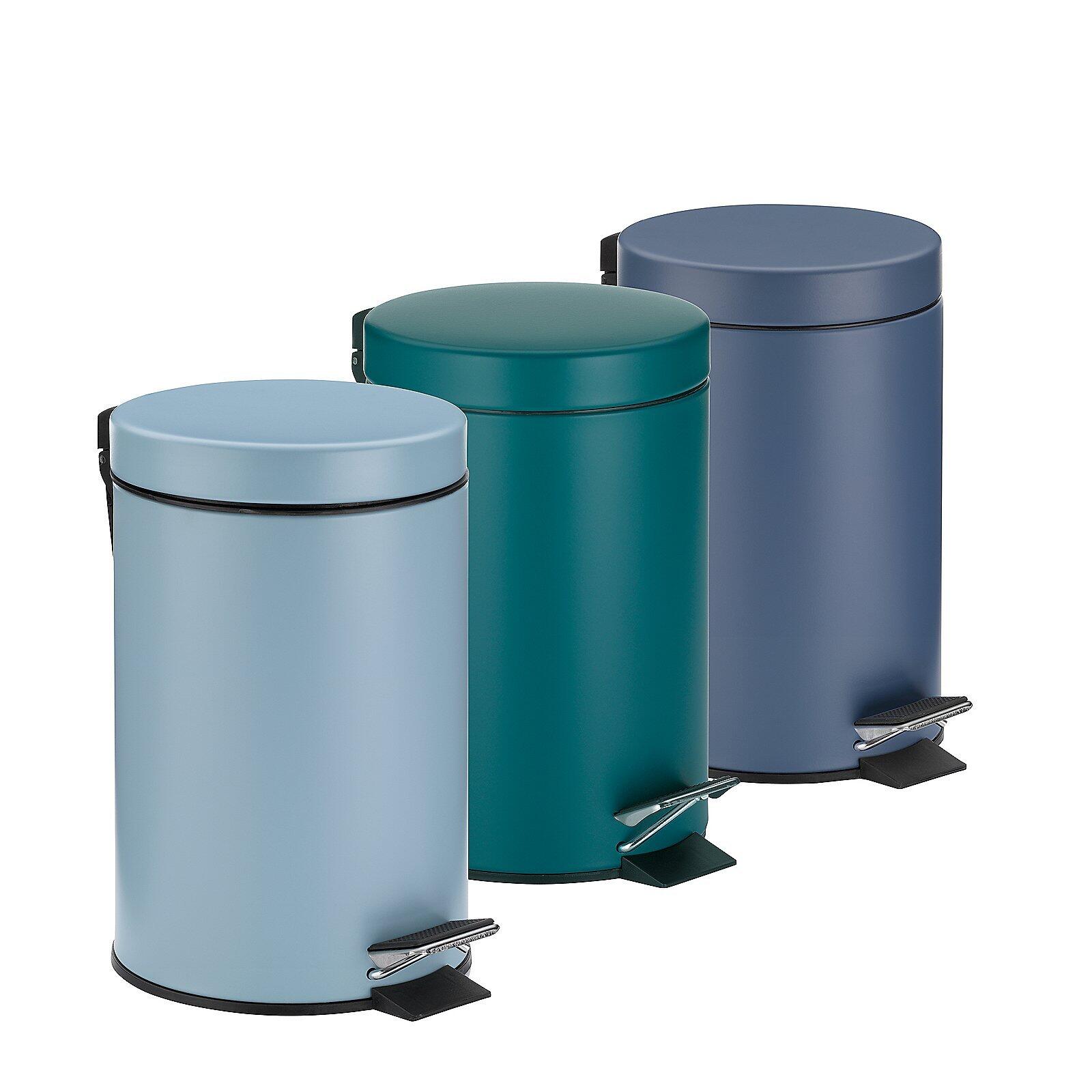 Kosmetikeimer Monaco in blau-grau, dunkelgrün und dunkelblau mit Chrom-Trittbügel und abgerundetem Deckel, frontal abgebildet.