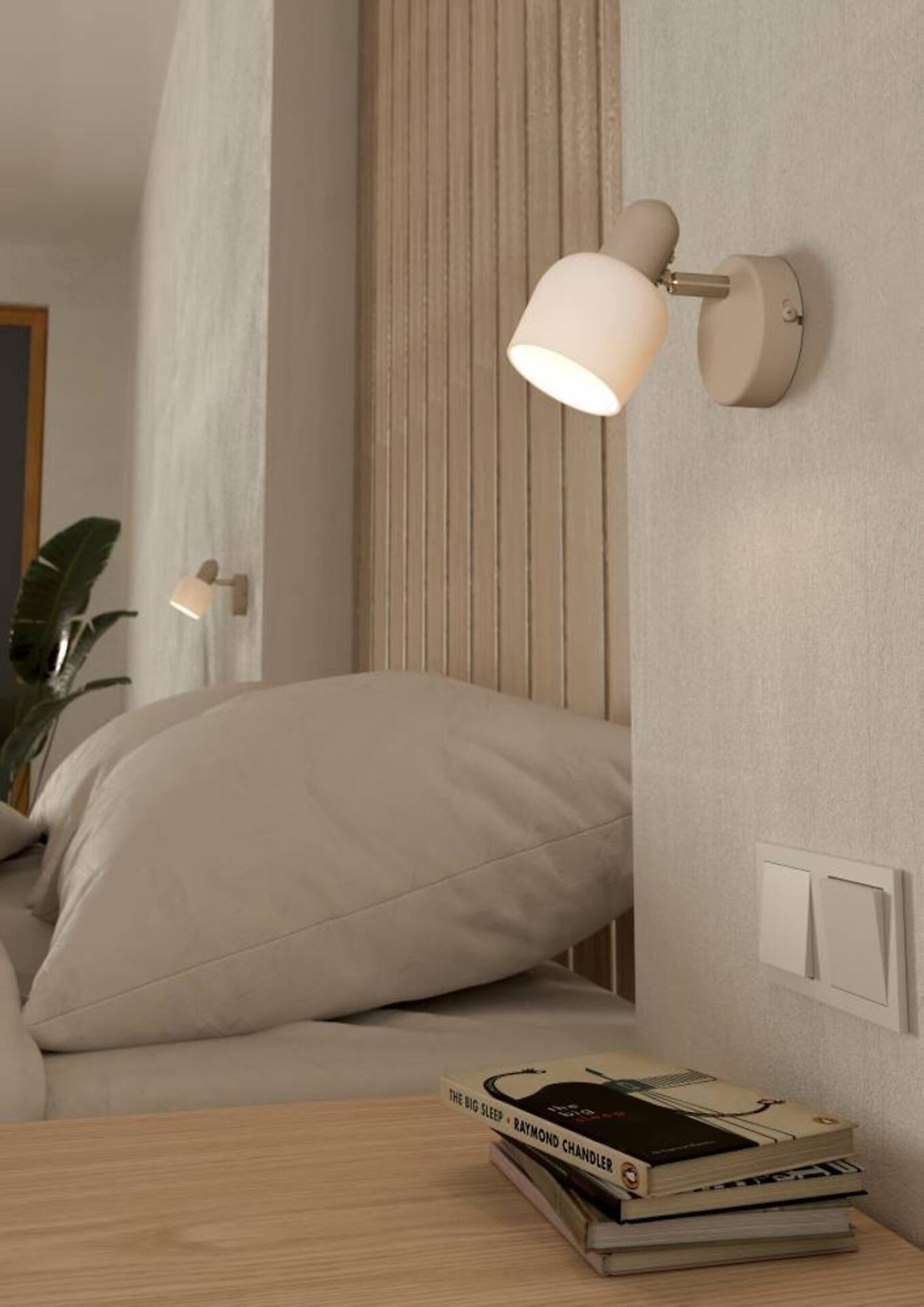 Wandleuchte Corato mit weißem Glaskopf und ausziehbarm Arm, die an einer vertikalen Holzlamellenwand angebracht ist und das Licht flexibel ausrichtet.