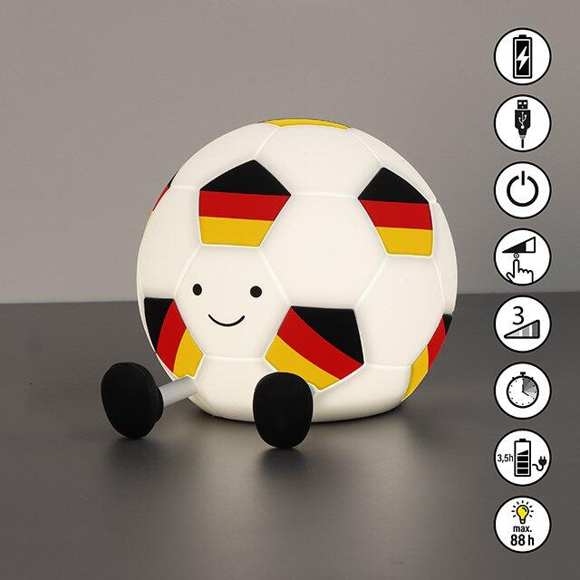 Tischleuchte Jogi mit Fußball-Design, der in den Farben der deutschen Flagge gehalten ist und über USB geladen werden kann, mit Symbolen für Leuchtfunktion, Akkulaufzeit, Fernbedienung und Timer.