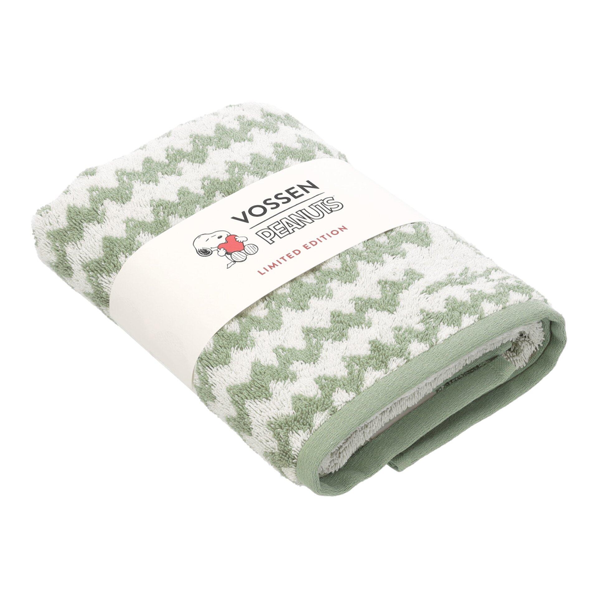Zusammengefaltetes hellgrünes Duschtuch der Vossen Limited Edition mit Blätter-Muster und Snoopy-Motiv aus 100% Baumwolle.