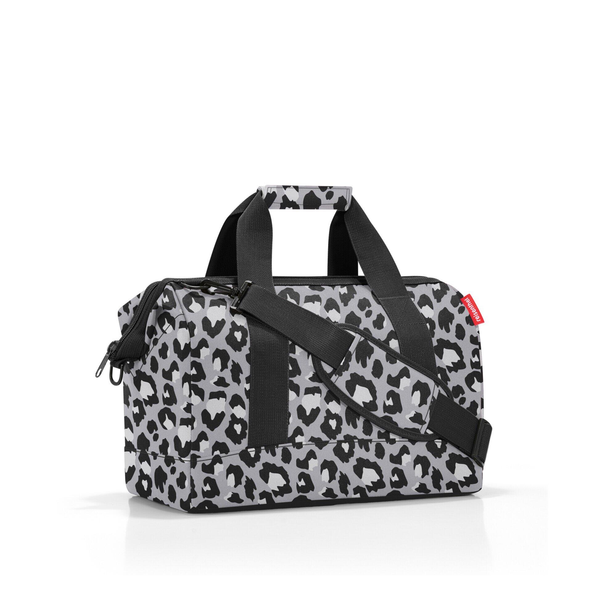 Reisentiel Allrounder m Reisetasche in Leopardenmuster mit schwarzen Tragegriffen und verstellbarem Schultergurt, seitlich dargestellt.