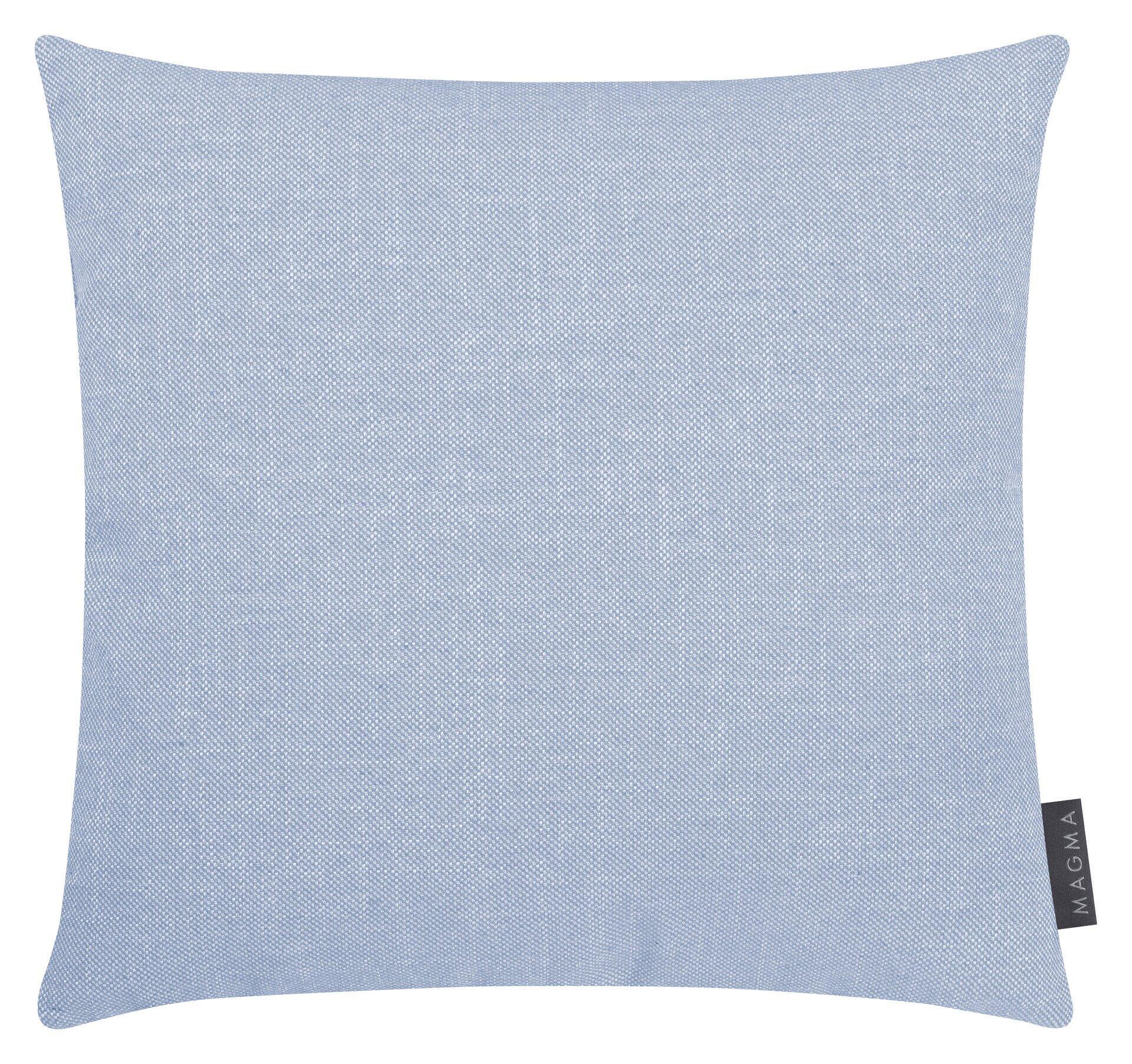 Himmelblaues Kissen Riva mit strukturierter Jacquard-Oberfläche und feinem Streifenmuster sowie einem dezenten MAGMA-Etikett.