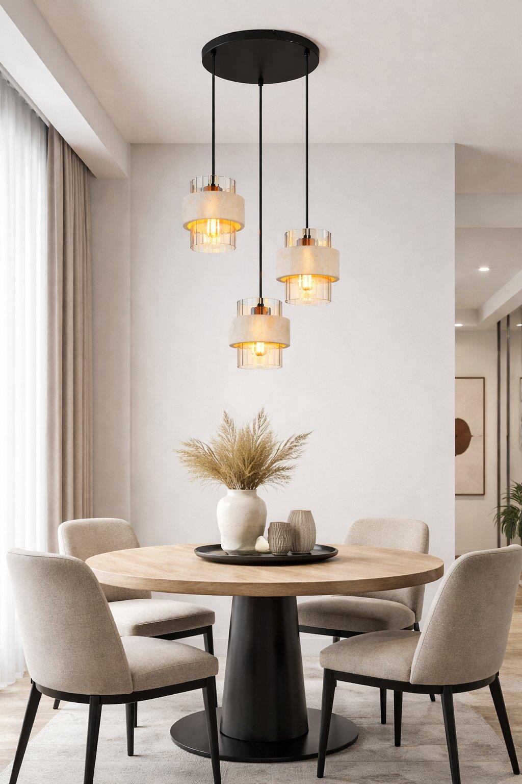 Pendelleuchte DAREN mit drei schwarzen Schirm-Elementen aus opaligem Glas, die in verschiedenen Höhen über einem Esstisch in einem modernen Raum hängen.
