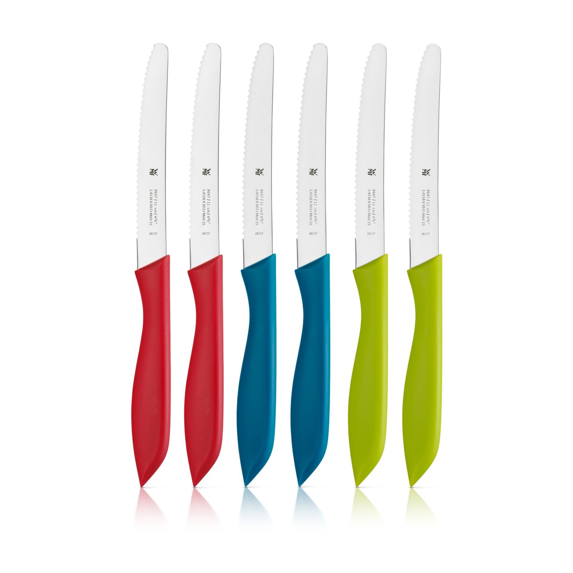 WMF Vespermesser 6-tlg.: Fünf Küchenmesser mit farbigem Griff (rot, blau, grün, gelb) und gezackter Klinge, nebeneinander auf weißem Hintergrund dargestellt.