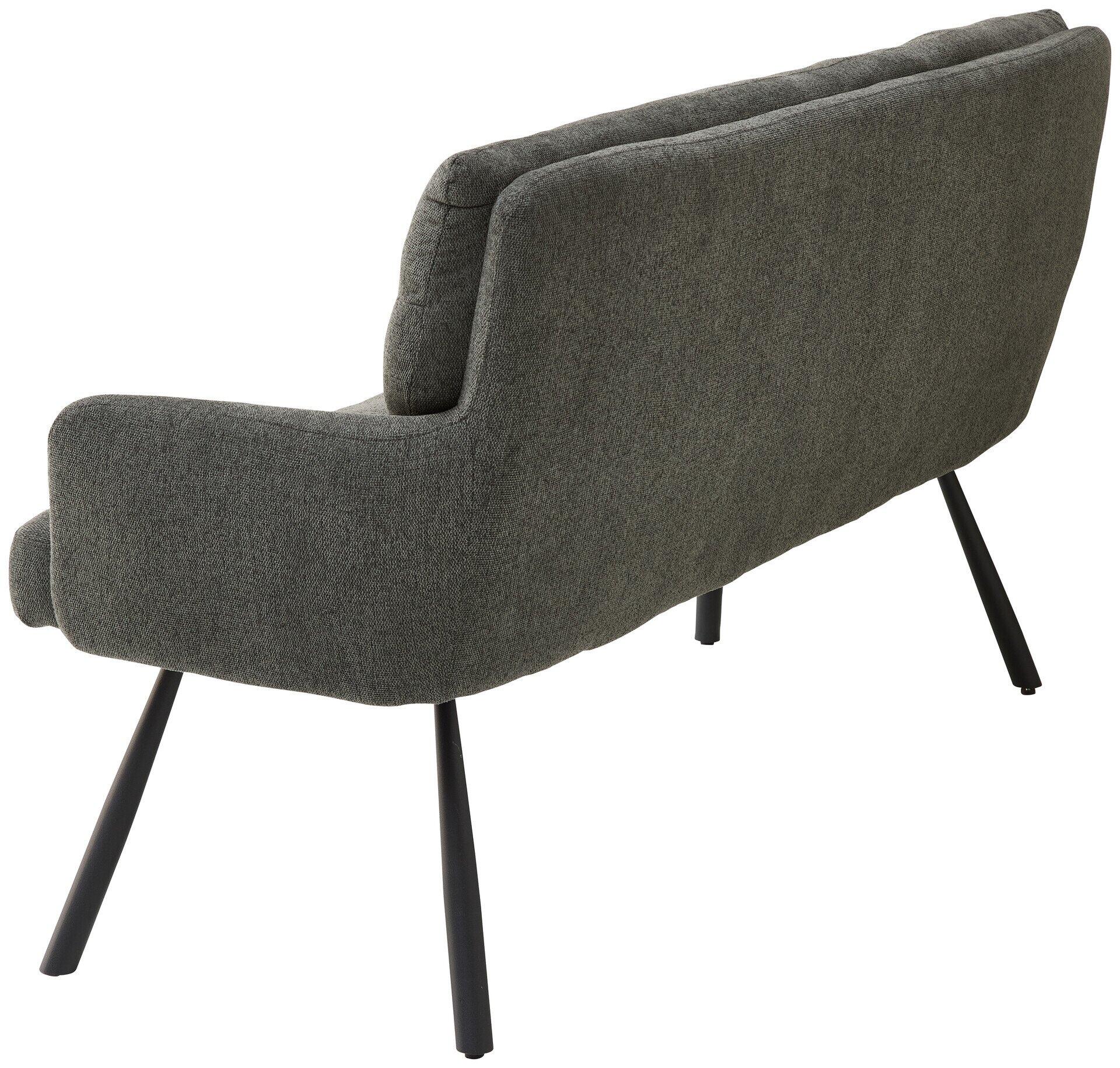 Bank Sofia, dreisitzige Couch in Grau mit hoher, leicht geneigter Rückenlehne und konischen, schwarzen Metallbeinen, seitliche Ansicht.