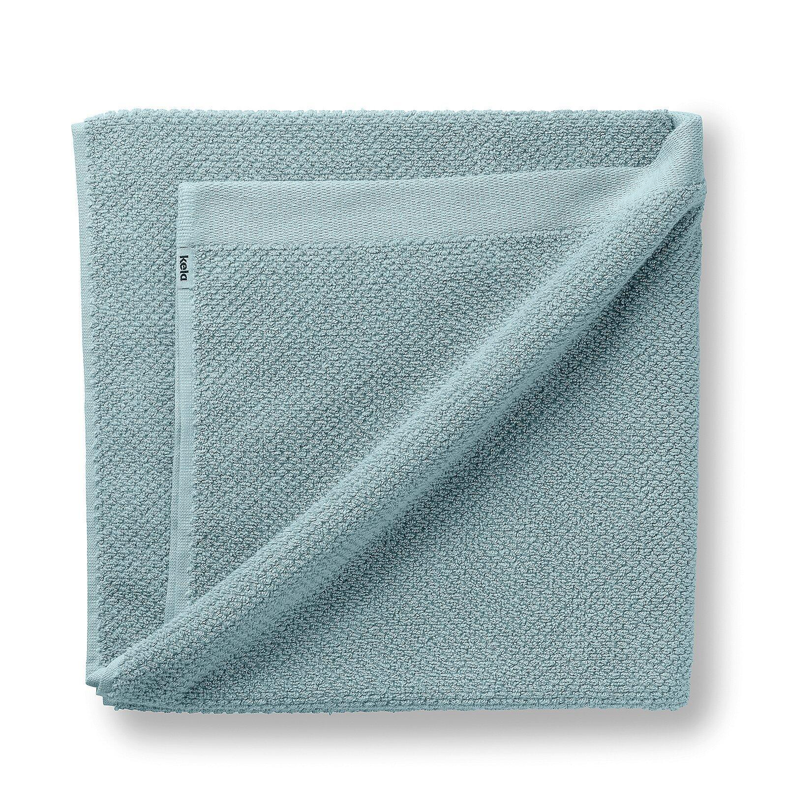 Gefaltetes blau-grünes Duschtuch Lavinia mit IKEA-Etikett und gewellter Textur, diagonal im Bild dargestellt.