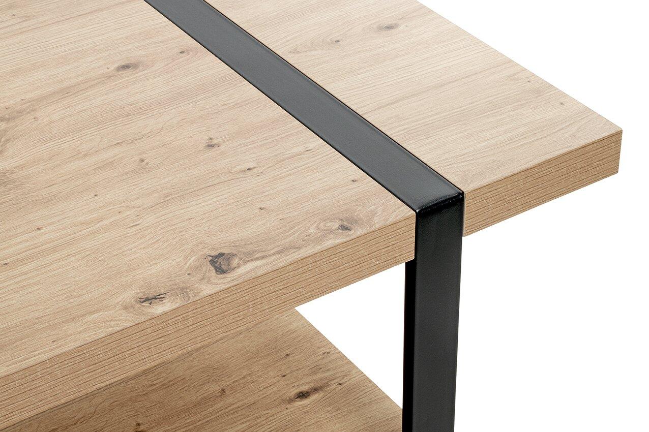 Detailaufnahme eines Couchtisch 25499 mit einer hellen Spanplatte Ablage in Eiche Dekor, gehalten von einem schwarzen Stahlrohrgestell.