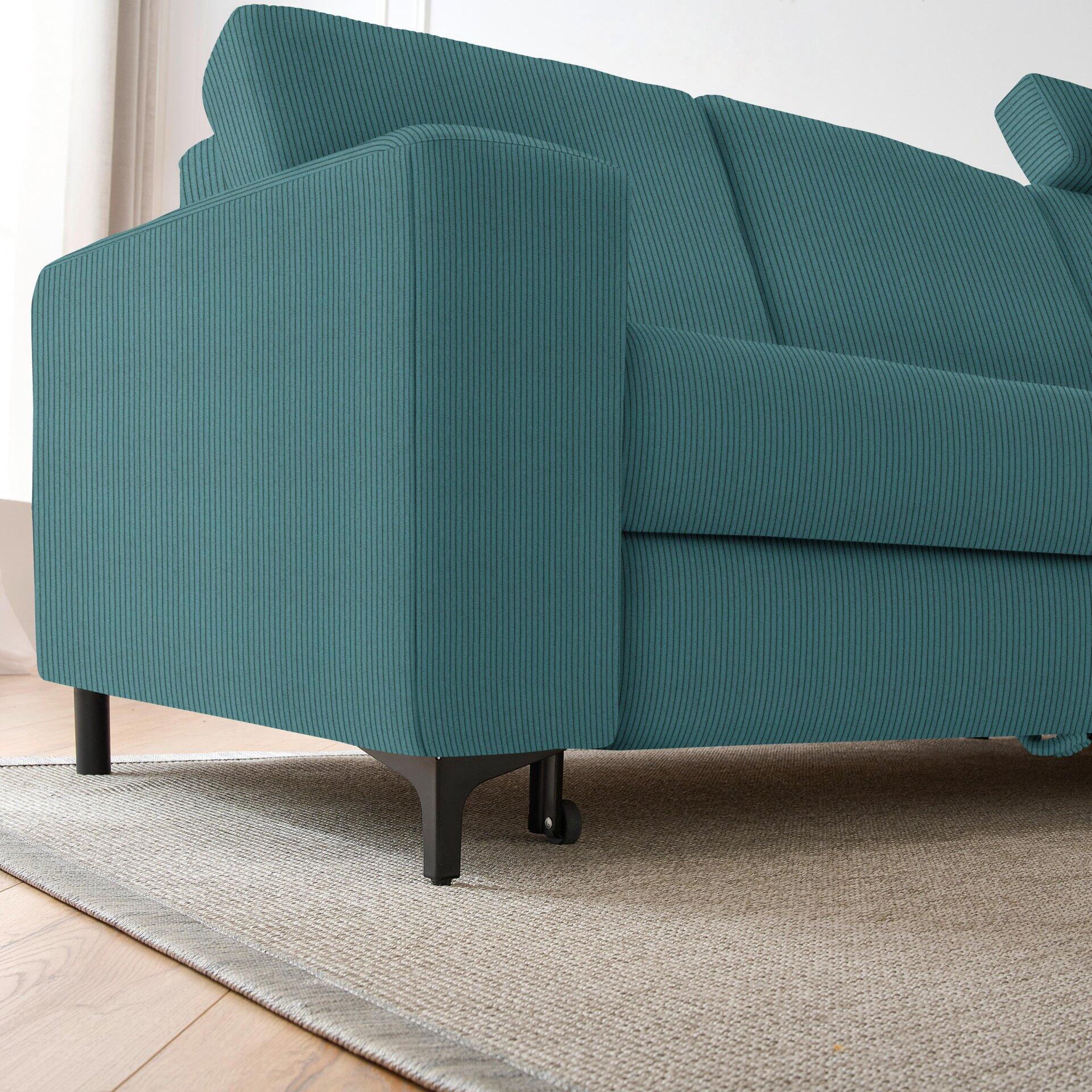 Detailaufnahme des dunkelblau-grünen Ecksofas Balina im Dreiviertelblick mit strukturierter Oberfläche, schwarzen Rollenfüßen und Rückblick auf die Rückenlehne.