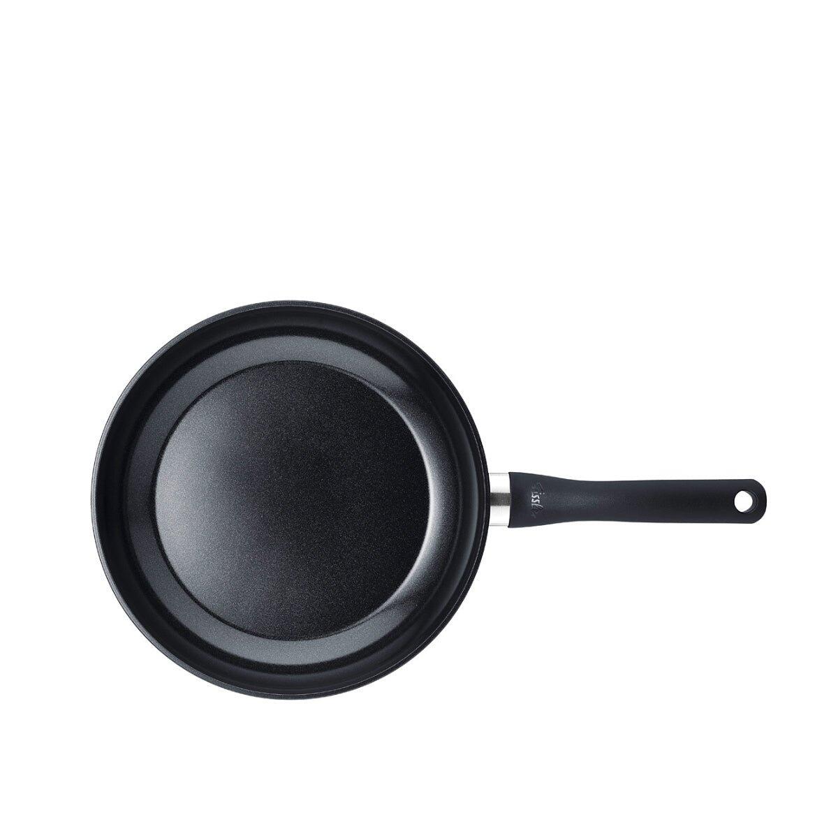 Bratpfanne Fissler Essential, Ø26cm, mit schwarzem Innenboden, abgerundetem Rand und praktischem Griff mit Aufhängehaken.