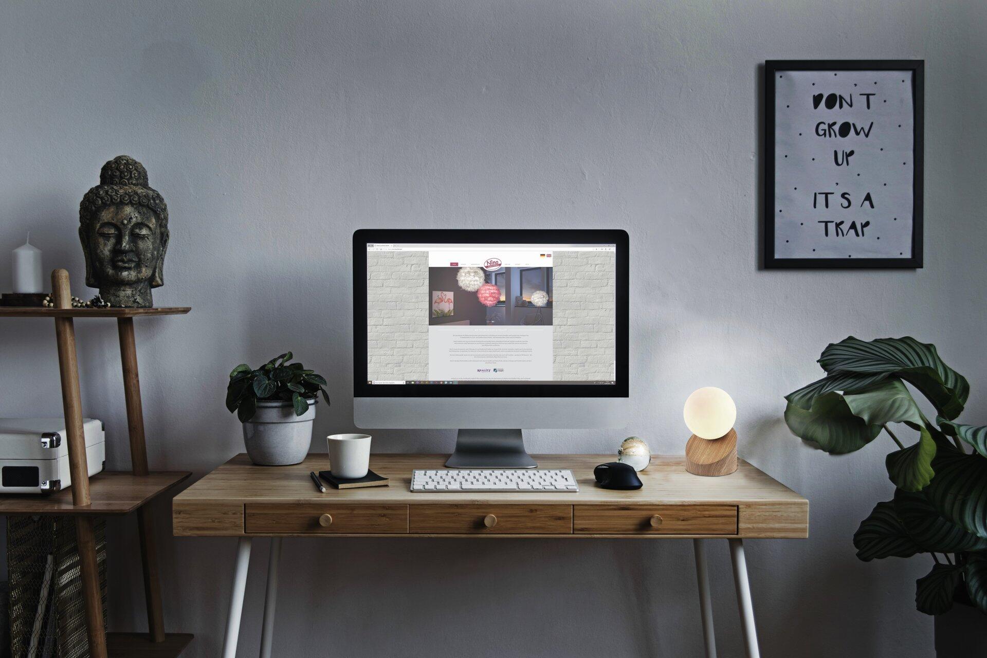 Tischleuchte ALISA mit Touch-Funktion, integriert in einen modernen Arbeitsbereich mit Schreibtisch und weiteren Accessoires.