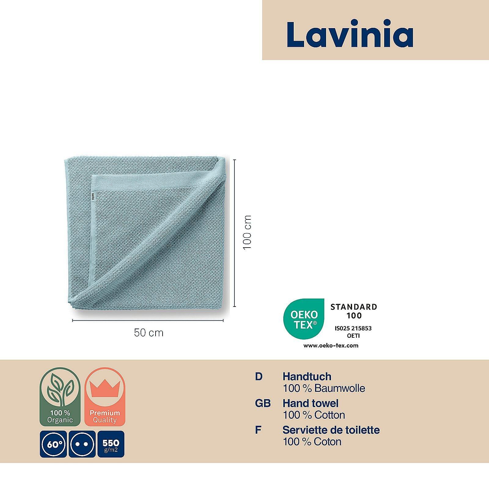 Lavinia Handtuch, hellblau, flach gefaltet und von oben fotografiert, zeigt die Maße 50x100cm sowie Qualitätssiegel für Baumwolle und Premium Qualität.