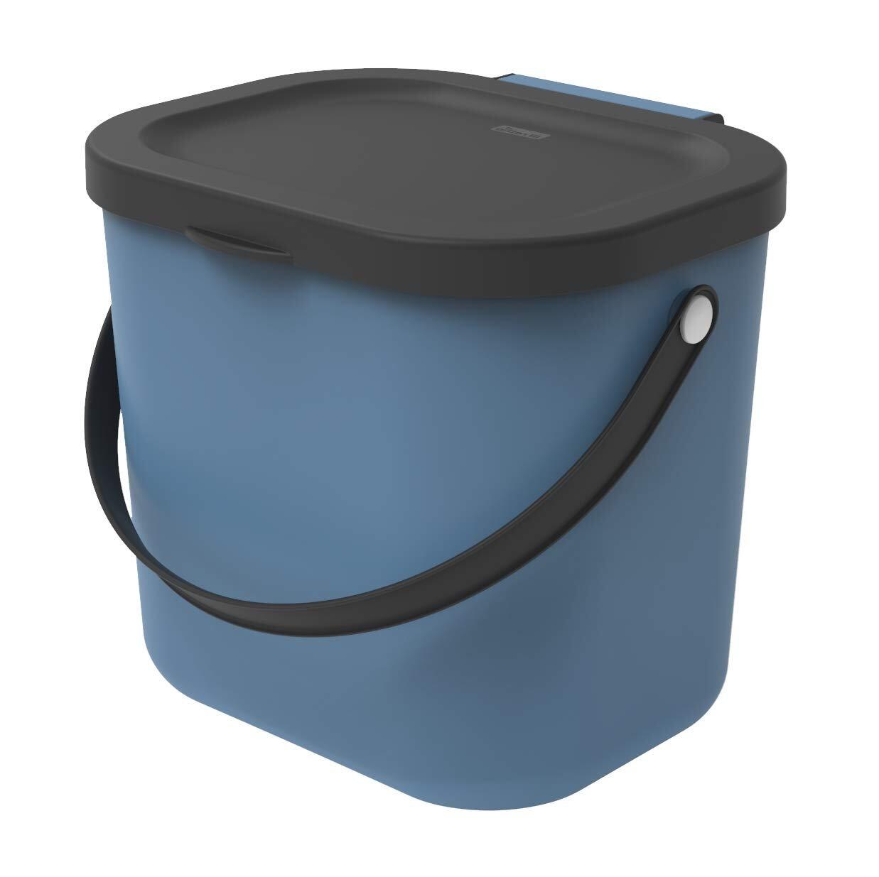 Blaugrauer Recycling-Behälter Albula mit schwarzem Deckel und Tragegriff in schräger Perspektive.