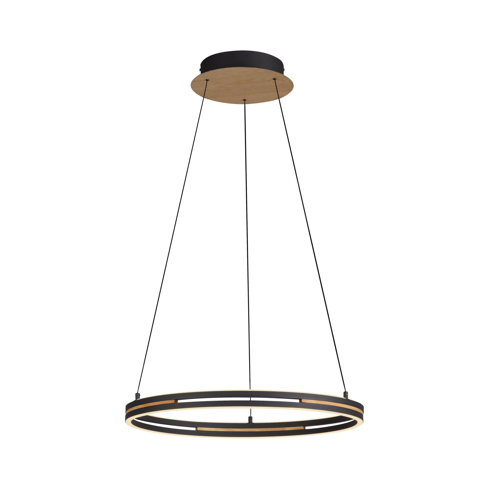 Pendelleuchte Sveja mit zwei ineinander verschachtelten Ringelementen, einem schwarzen äußeren Ring und einem innere Ring mit Holzoptik, die ein warmes Licht reflektiert.