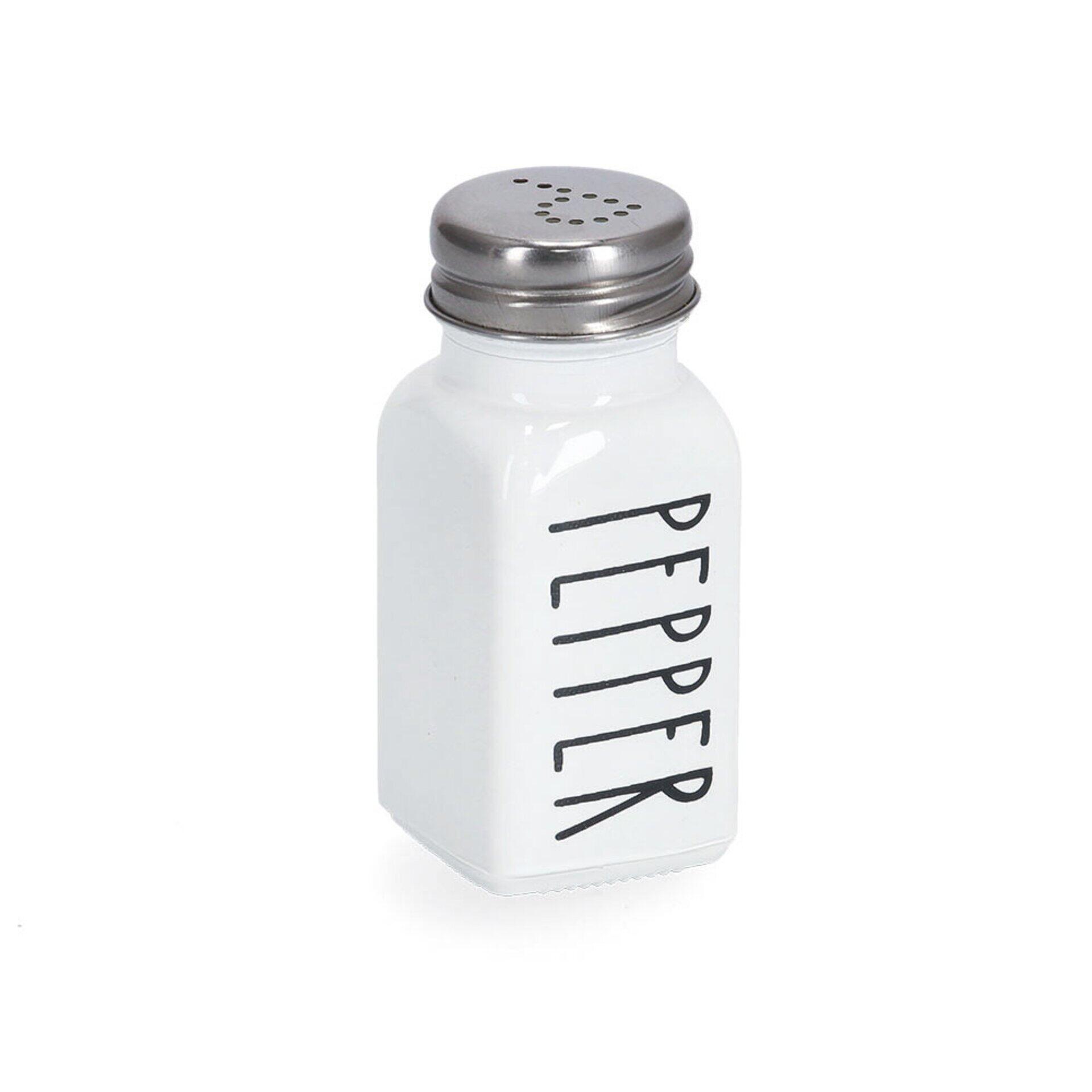Weißer, sechseckiger Pfefferstreuer mit silbernem Deckel und vertikalem "PEPPER"-Schriftzug, aus der Perspektive erkennbar, wie Pfeffer durch feine Löcher gestreut wird.