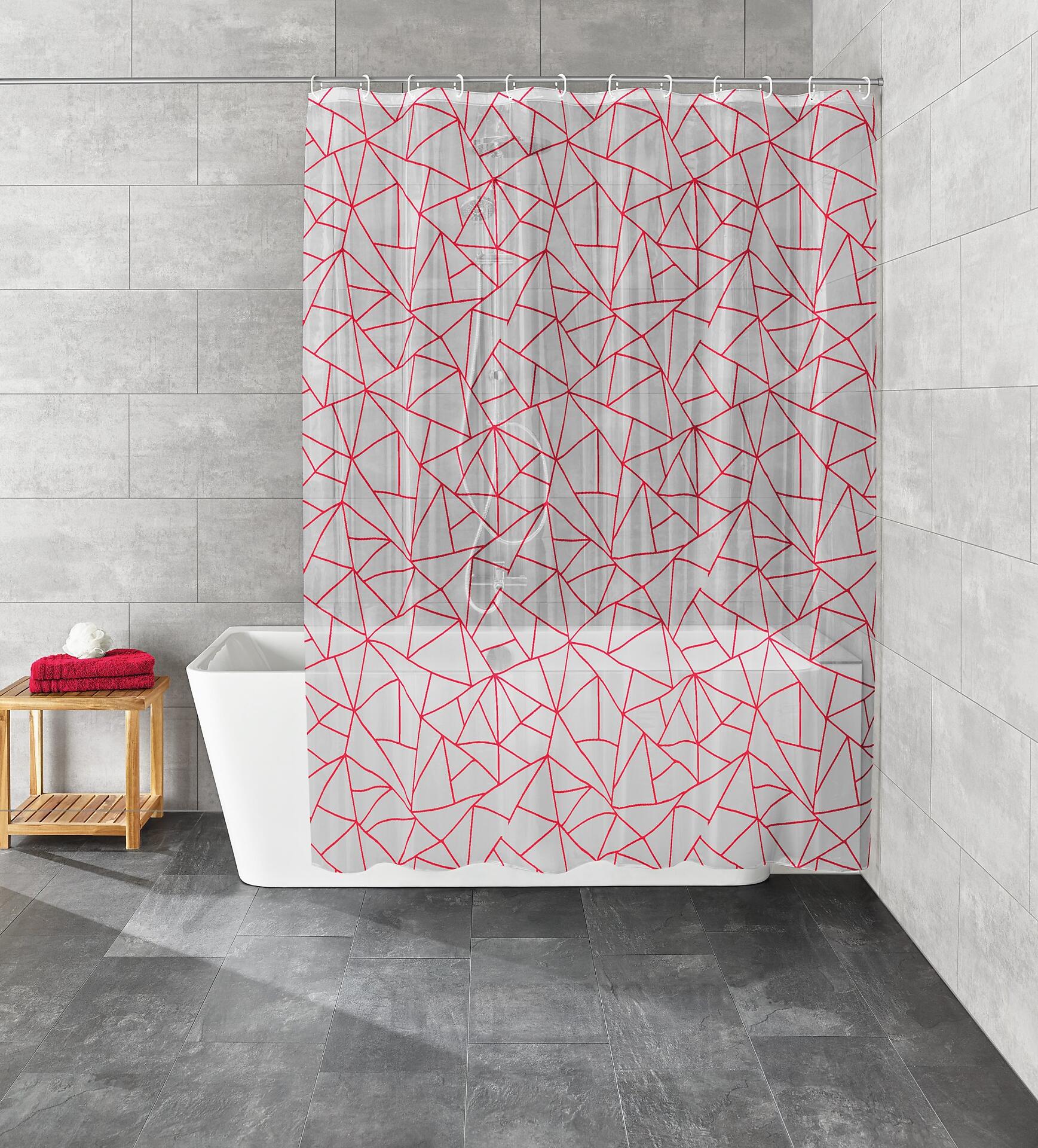 Duschvorhang PEVA Bondi mit weißem Grund und rot-pinkfarbenem geometrischem Muster vor grauen Fliesen.