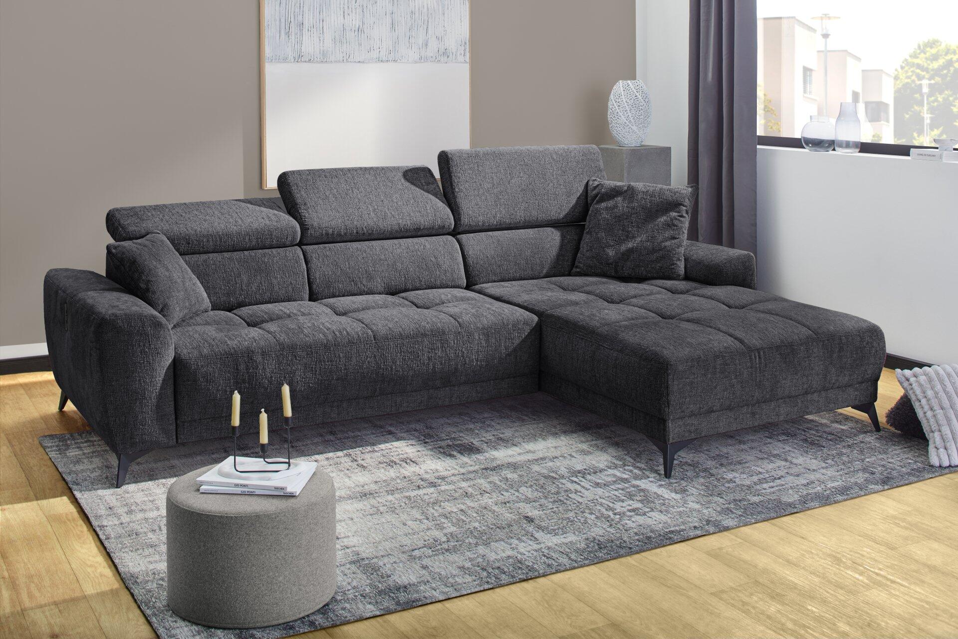 Wohnlandschaft Drifter mit Chenille-Bezug in Anthrazit, schwarzen Füßen und relaxfunktion, die eine erhöhte Rückenlehne zeigt.