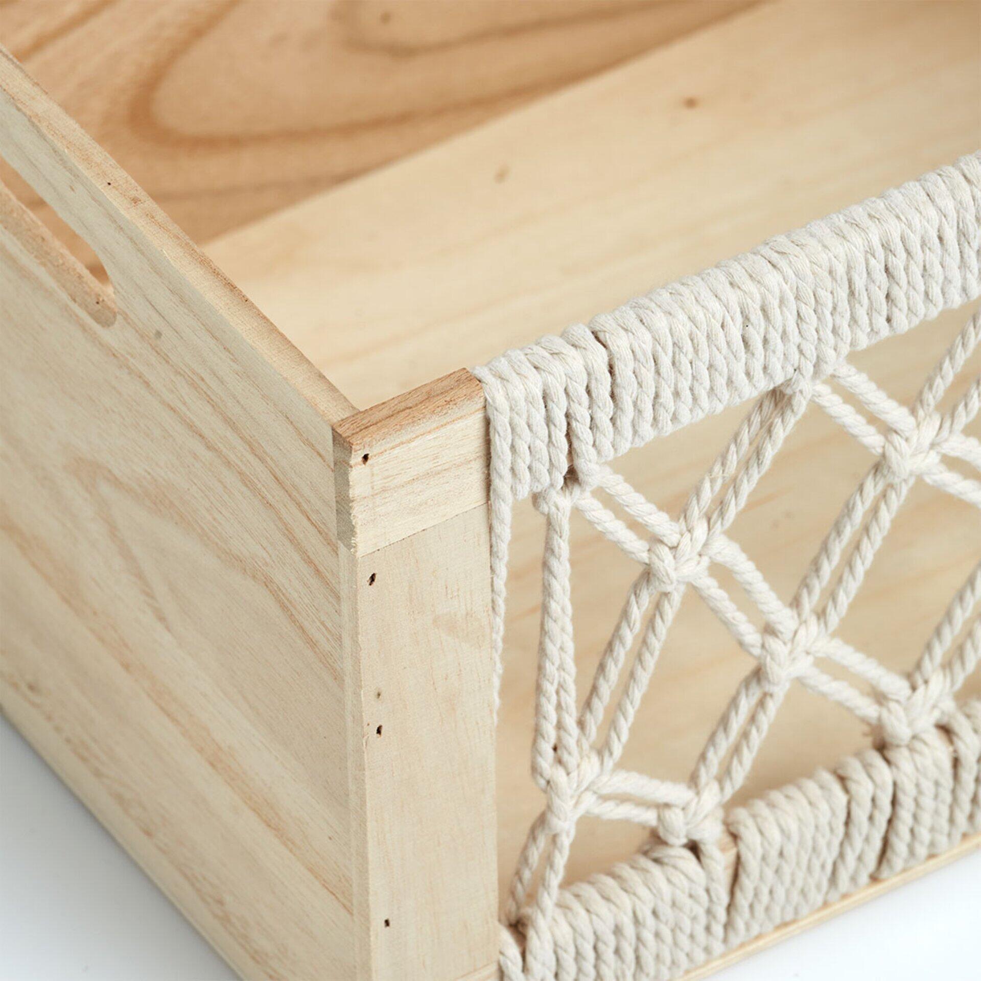 Detailaufnahme eines Holzkorbs mit dekorativem Seilmuster am oberen Rand.