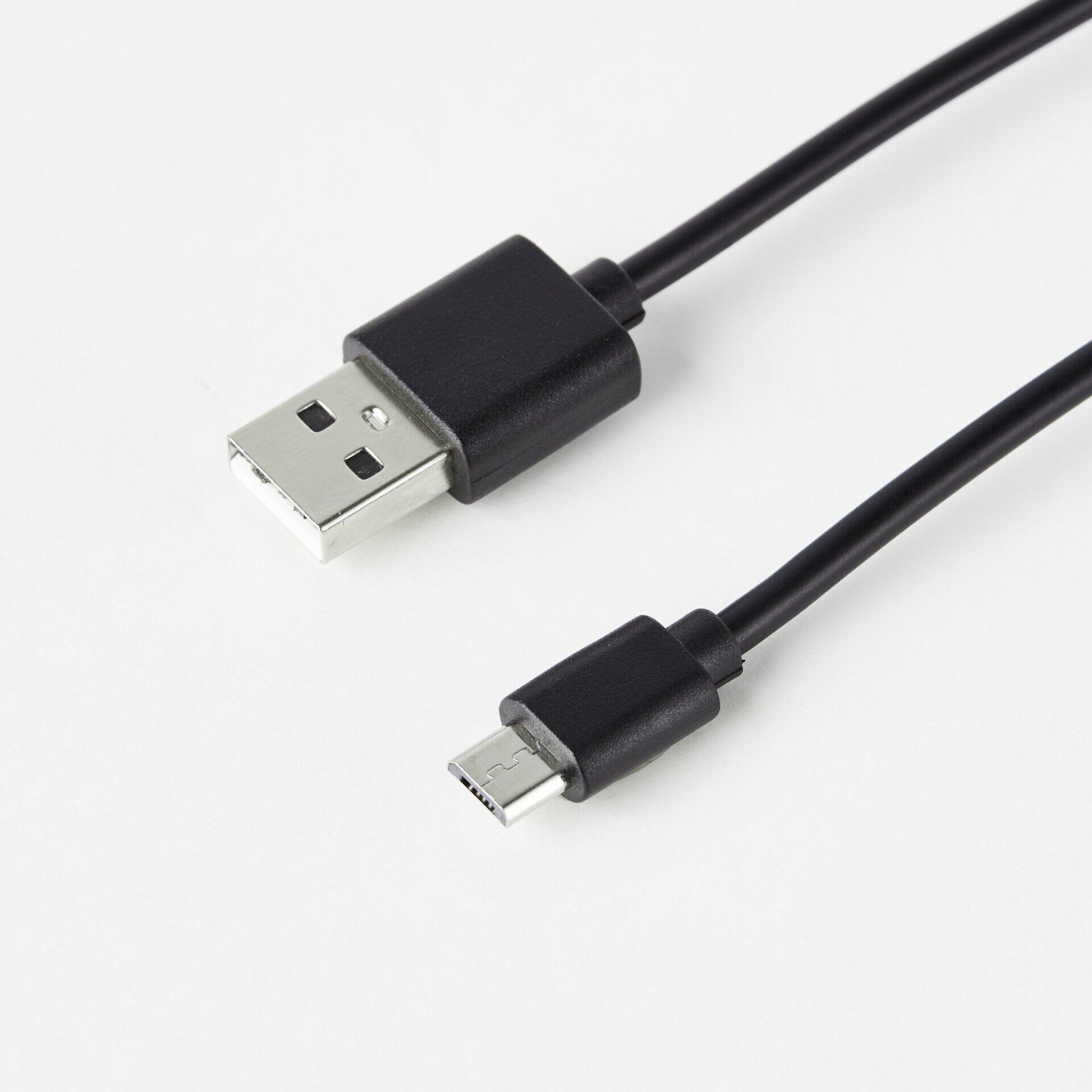 USB-A- und Micro-USB-Kabel in Drahtperspektive auf weißem Untergrund, geeignet für Datenübertragung und Aufladung.