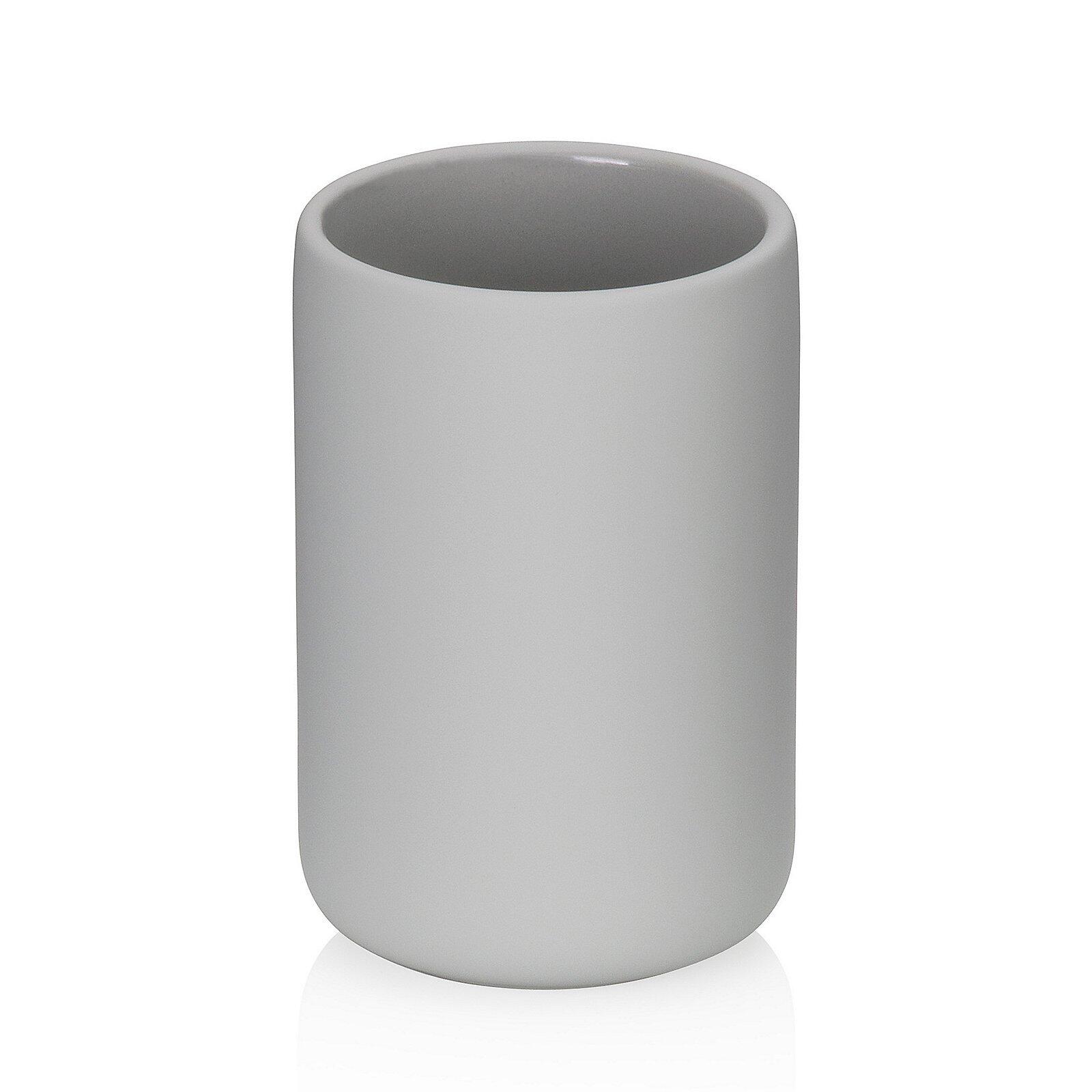 Weißer Keramikbecher "Sana" mit zylindrischer Form und glatter Innenfläche, abgebildet aus nächster Nähe und geraden Perspektive.