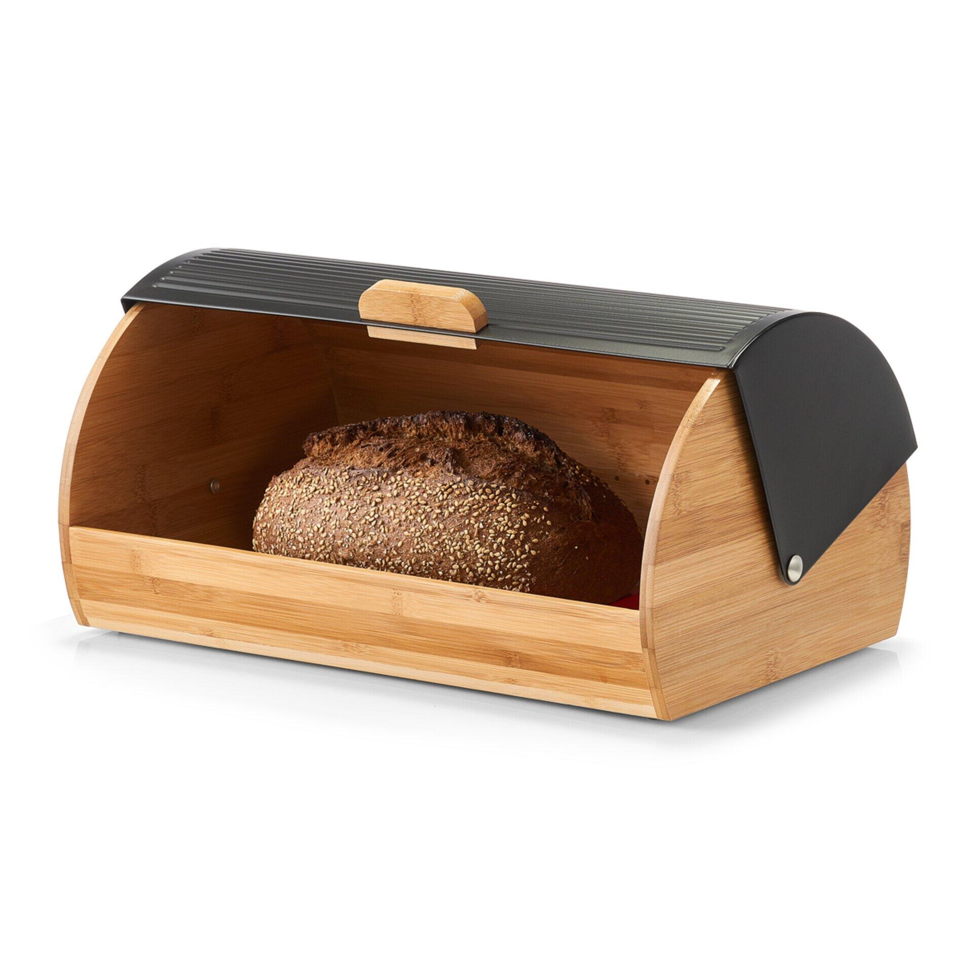Brotbox aus Bambus mit anklappbarem Deckel und Holzgriff, teilweise mit Roggenbrot gefüllt.