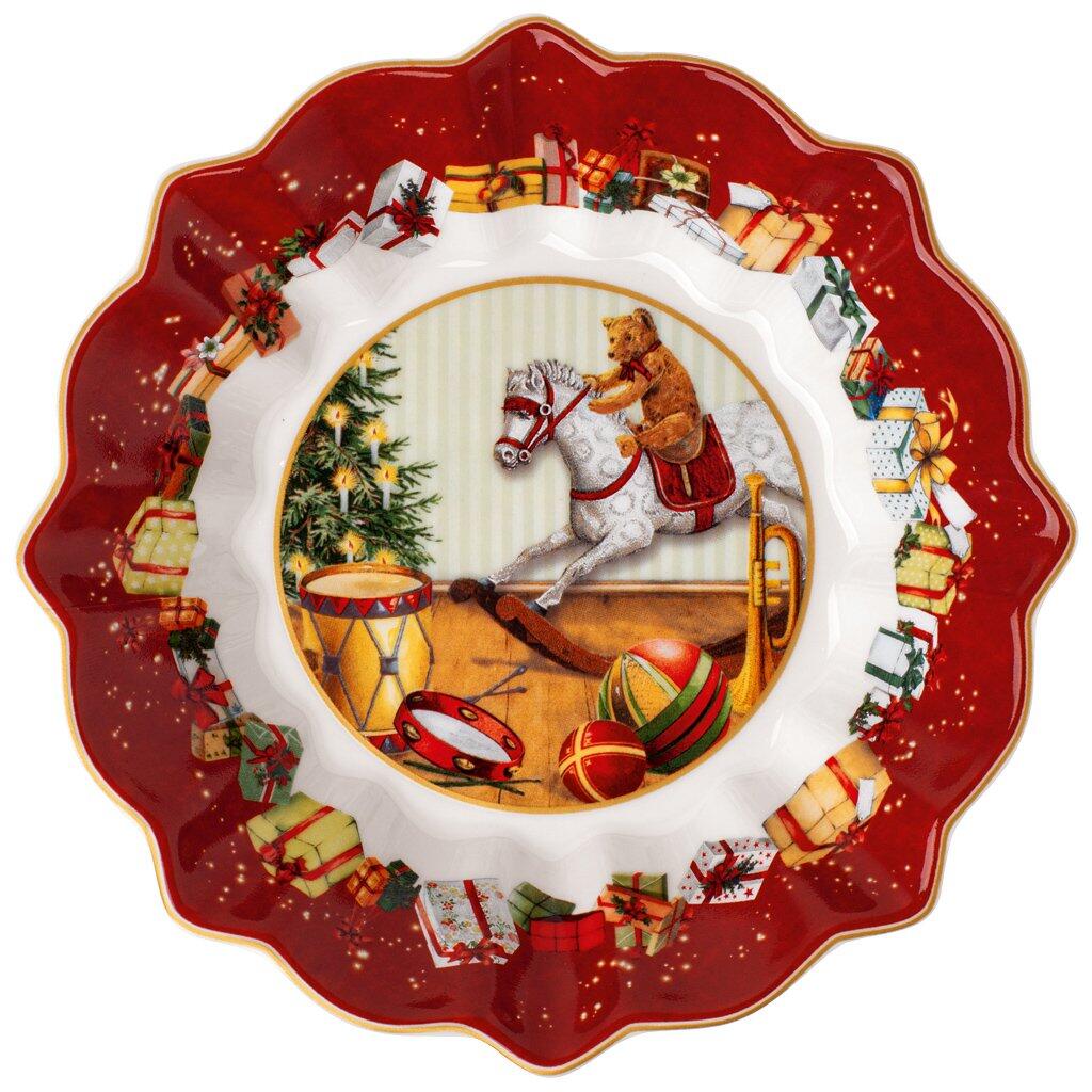 Detailansicht eines weihnachtlichen Wandbildes von Villeroy & Boch mit einem Jungen auf einem Schaukelpferd vor einem geschmückten Kamin und verstreuten Spielsäcken.