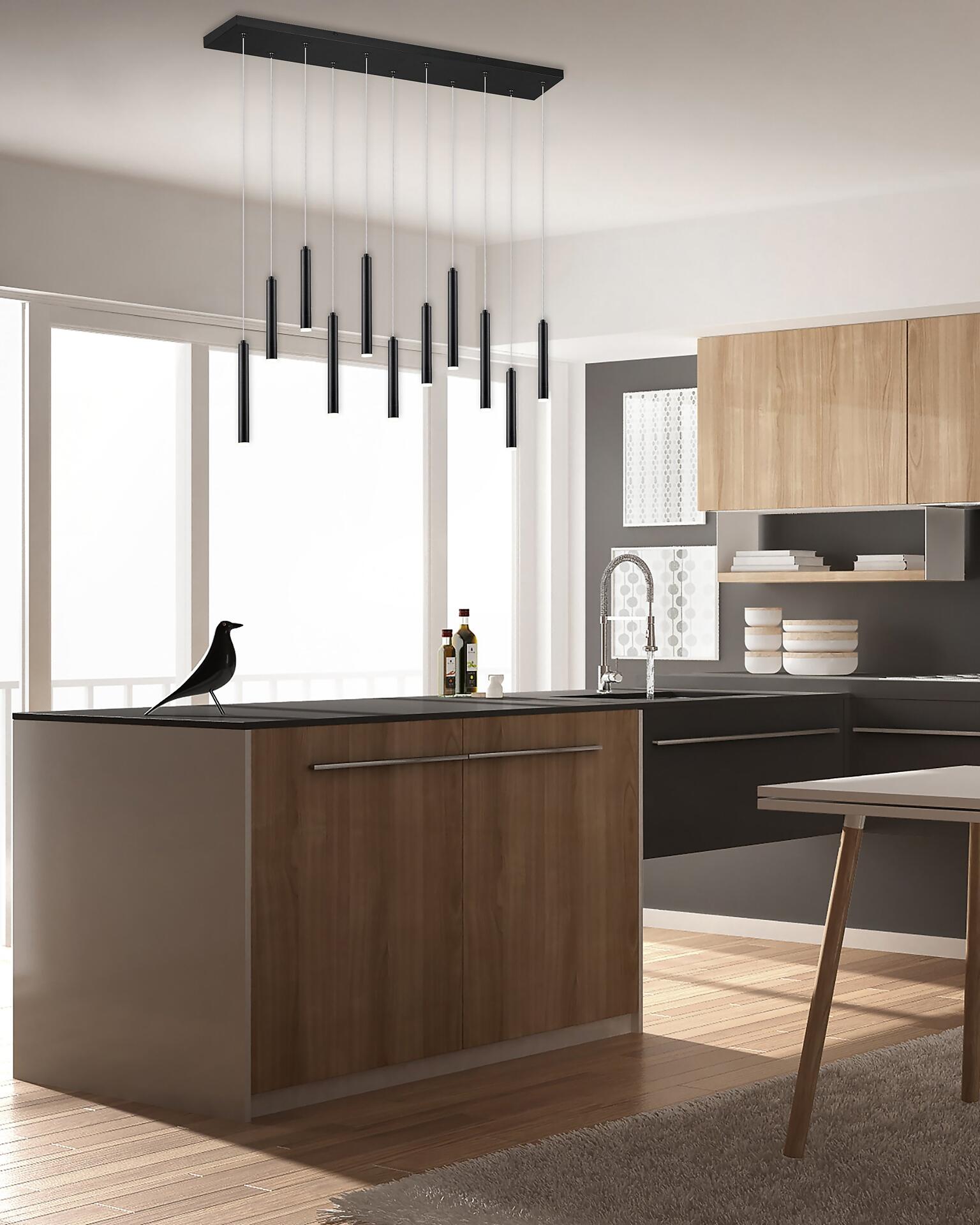 Pendelleuchte Tubular im modernen Interieur über einer Kücheninsel mit Arbeitsplatte und dekorativer Fliesenwand.