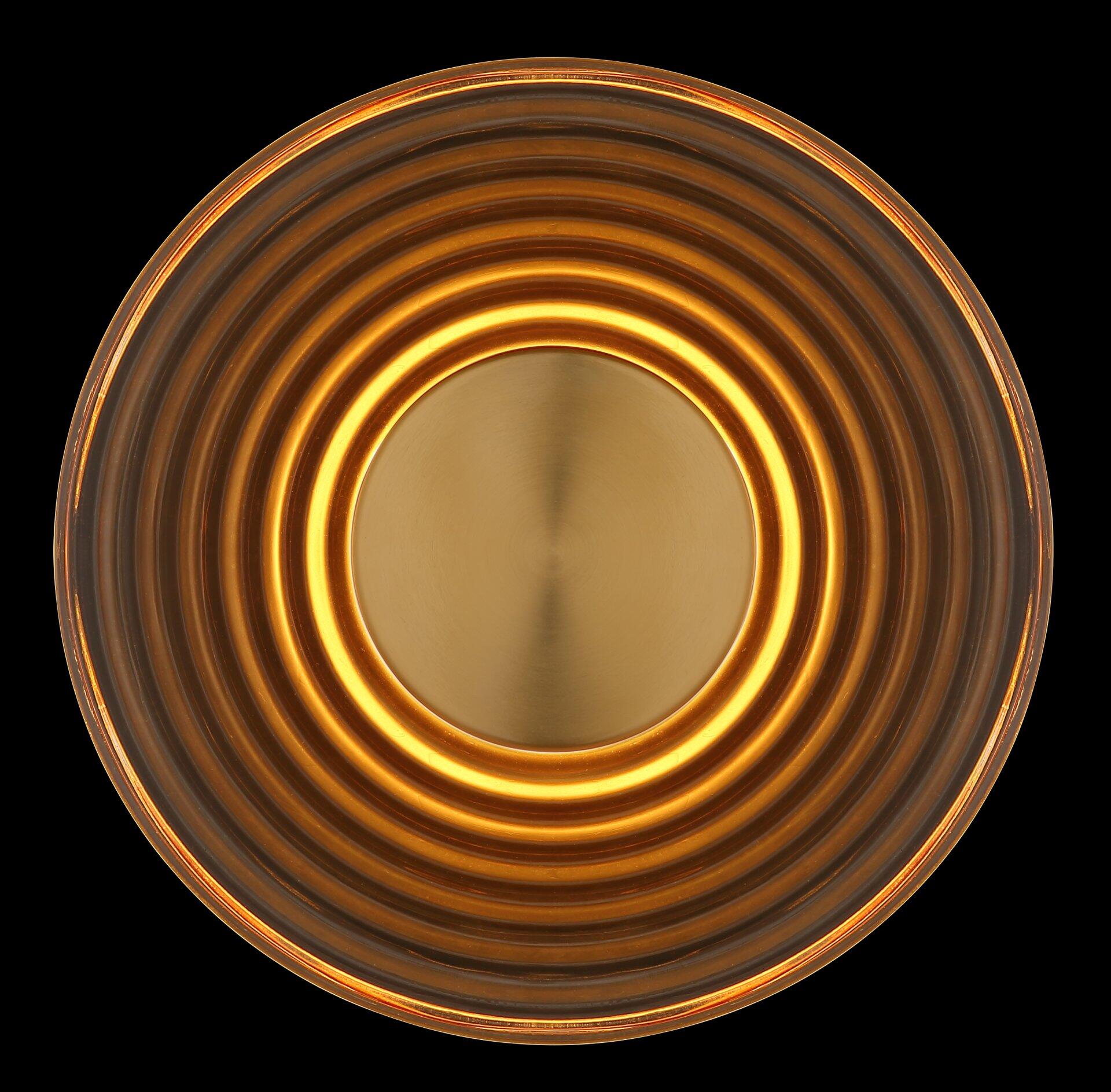 Nahaufnahme der Wandleuchte JANELL, die durch ihre konzentrischen, golden-gelben Ringe und die reflektierende Oberfläche einen sanften Lichtschein imitiert.