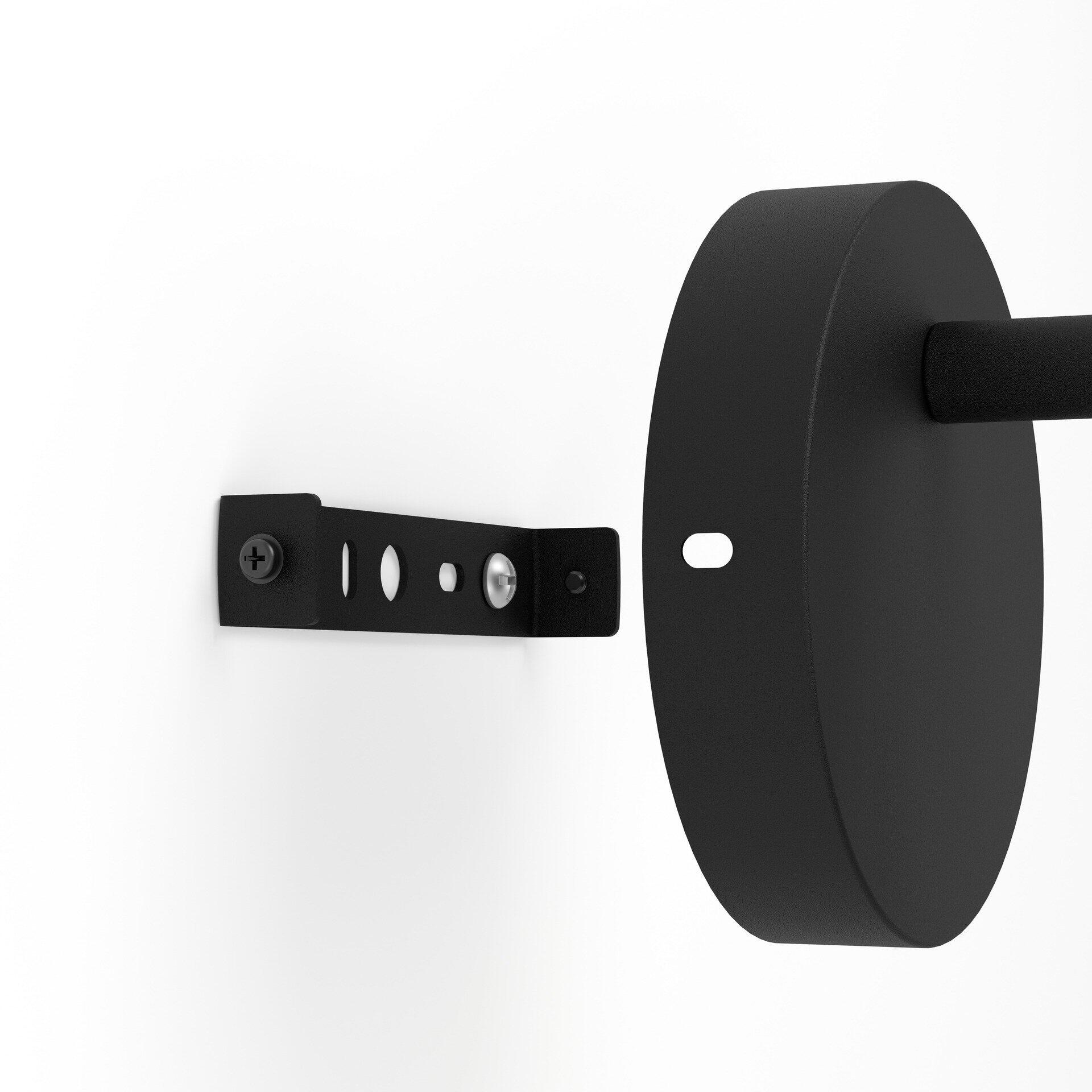 Schwenkbarer Wandarm der schwarzen EGLO Spot Carlton 7 Wandlampe mit rundem Lampenkopf und zylindrischem Ausleger.