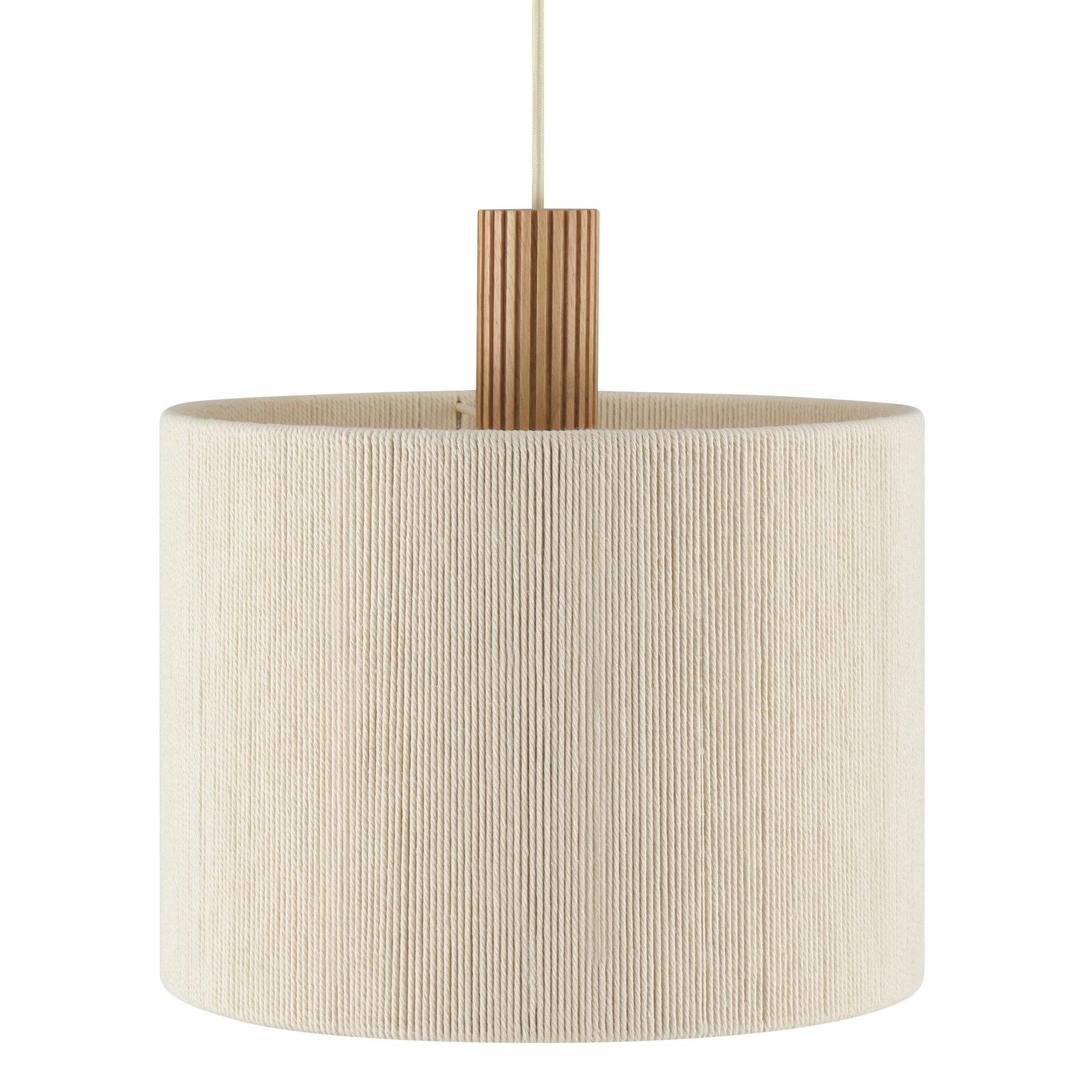 Pendelleuchte Arlo mit zylindrischem, cremefarbenem Lampenschirm und strukturierter Oberfläche, inklusive Aufhängepunkt mit Holzstab und verstellbarem Seil.