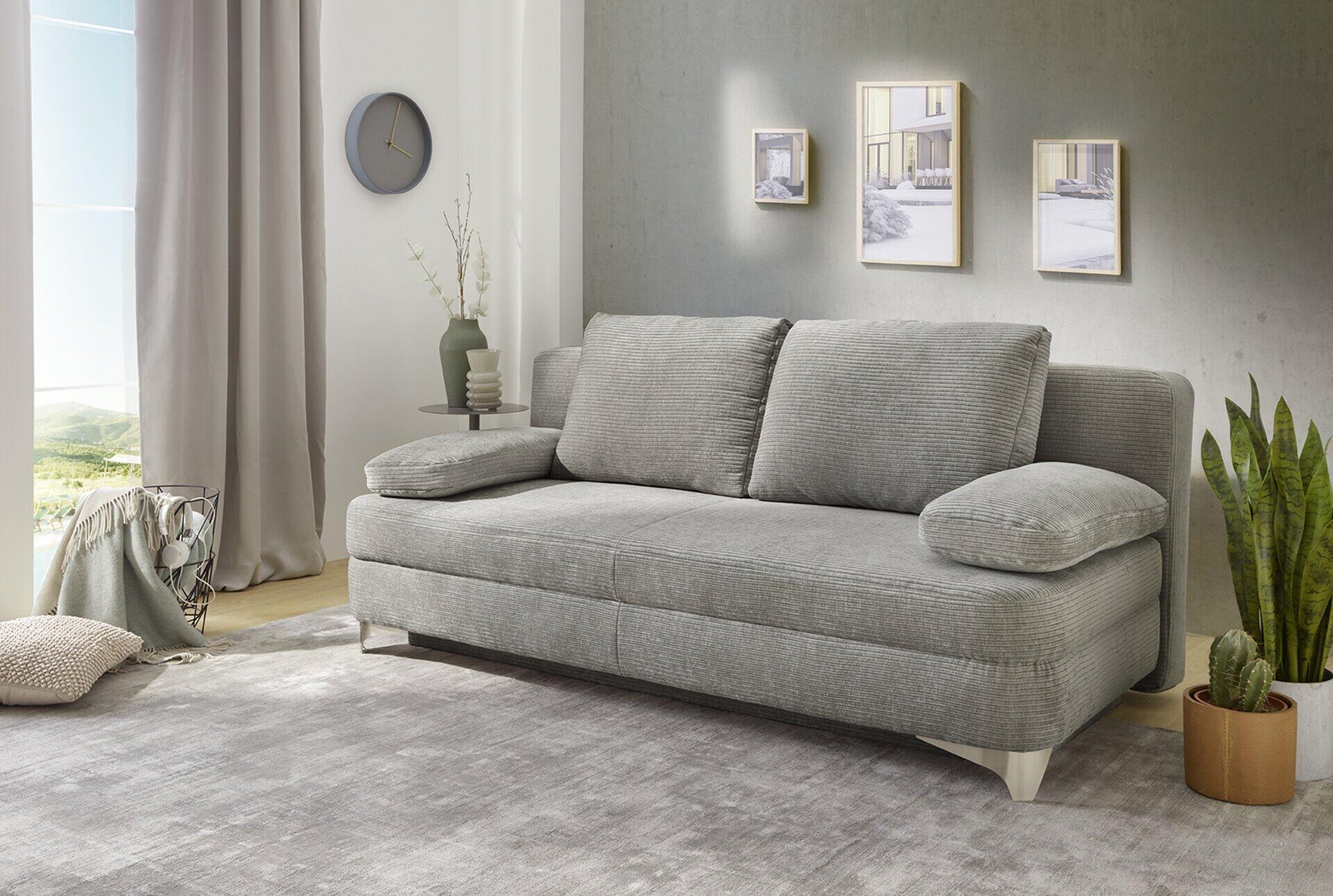 Schlafsofa Noah: Graue Eckliege mit leicht erhöhter Perspektive und silberfarbenen Füßen, die eine moderne Optik und breiten Sitzbereich zeigt.