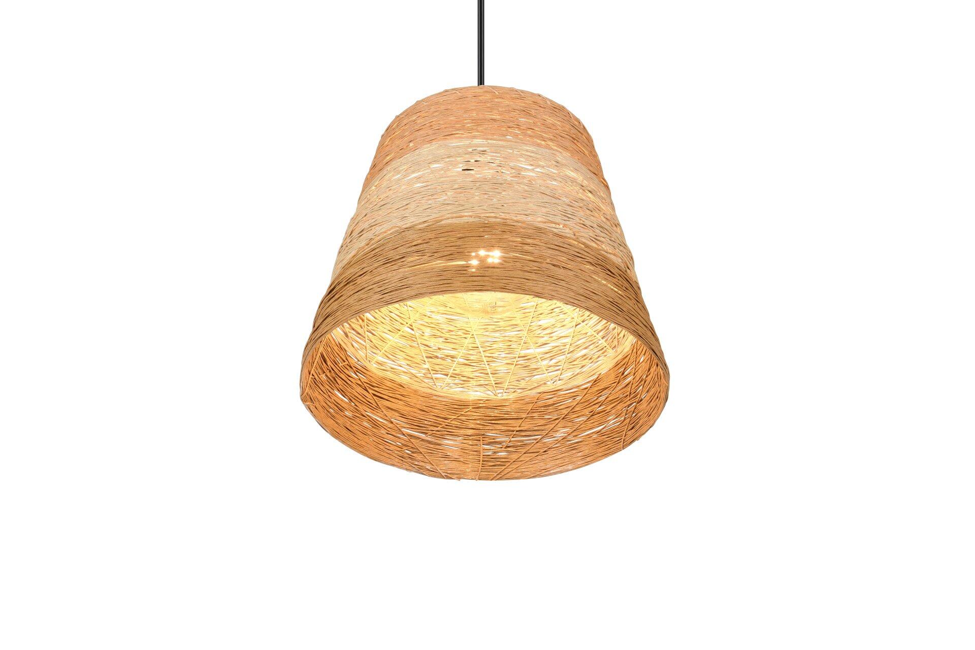Pendelleuchte Joeline mit geflochtenem Rattan- oder Bambus-Design im Gegenlicht, das die Struktur des Materials und das warme Licht betont.