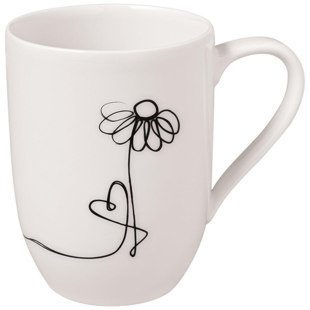 Weißer Becher Family, Statement Lines mit zylindrischer Form, C-förmigem Henkel und einer schwarz-weißen, stilisierten Linienzeichnung einer Blume.