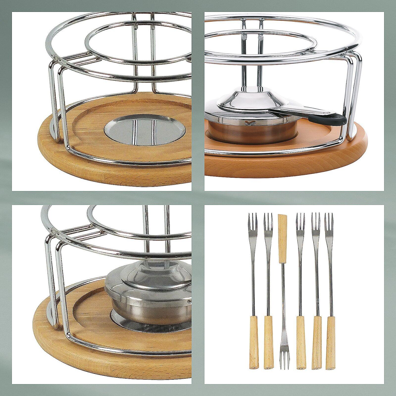 Fondue-Set Natura mit Edelstahl-Fonduepfanne, Chrom-Metallgestell, Holzgriffen und Serviettenfach auf einer runden Holzplatte.