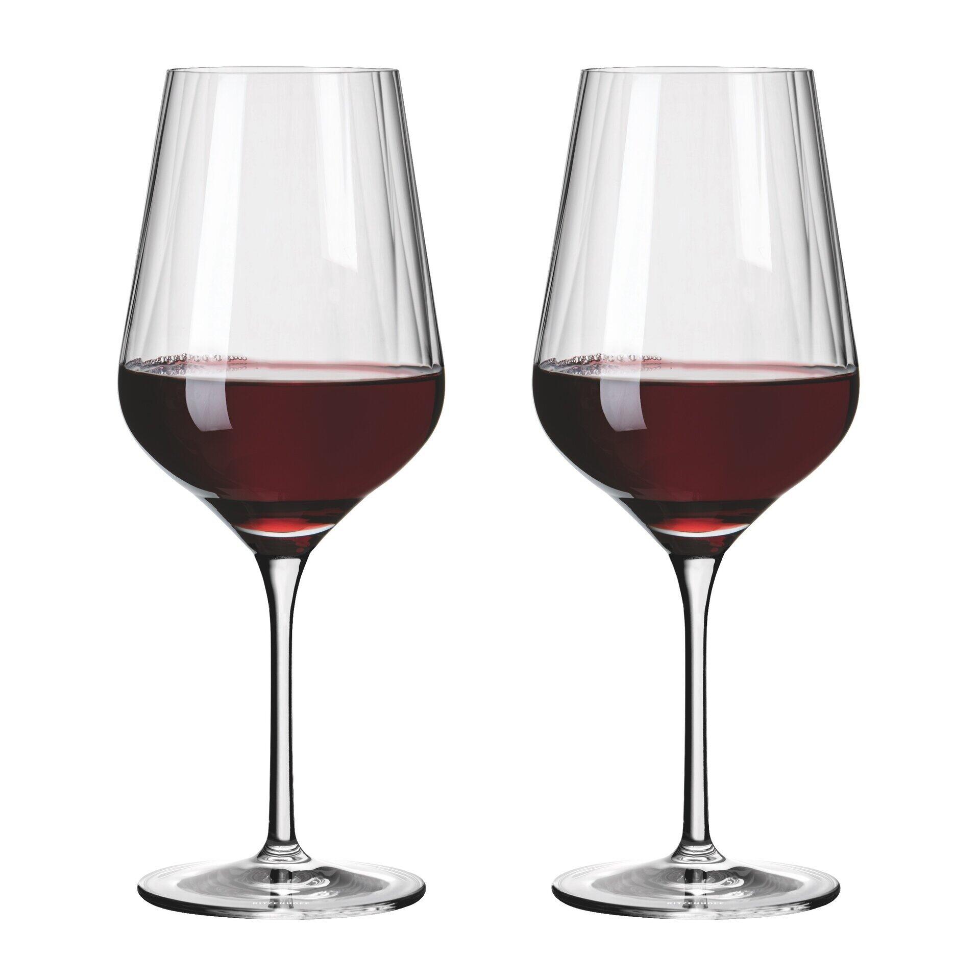 Zwei elegante Rotweingläser im Schnitt zeigen ihren hohen Stiel und den großen Kelch, teilweise gefüllt mit Rotwein, dargestellt in einer frontalen Perspektive.