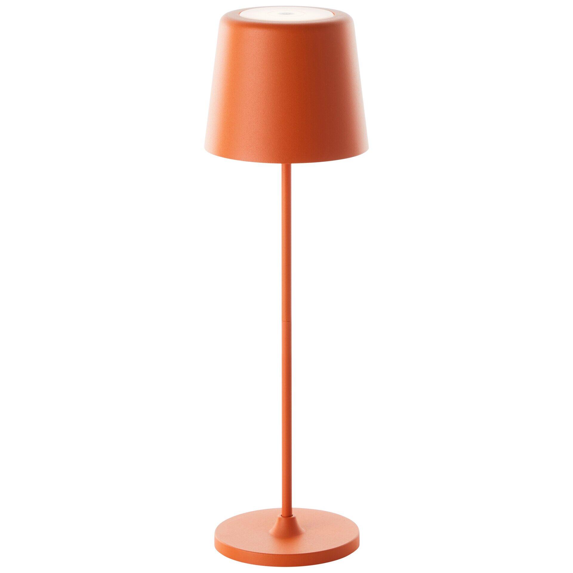 Tischleuchte Kaami mit orangefarbenem Fuß, rotem Stiel und konischem Schirm, die ihre moderne Form und die helle LED-Beleuchtung zeigt.