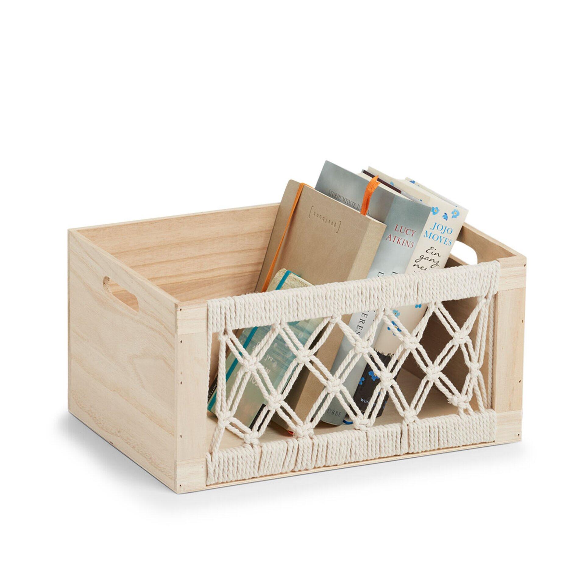 Rechteckige Aufbewahrungsbox aus hellem Holz mit dekorativer Hanfschnur-Applikation an der Vorderseite und Blick auf drei darin liegende Bücher.
