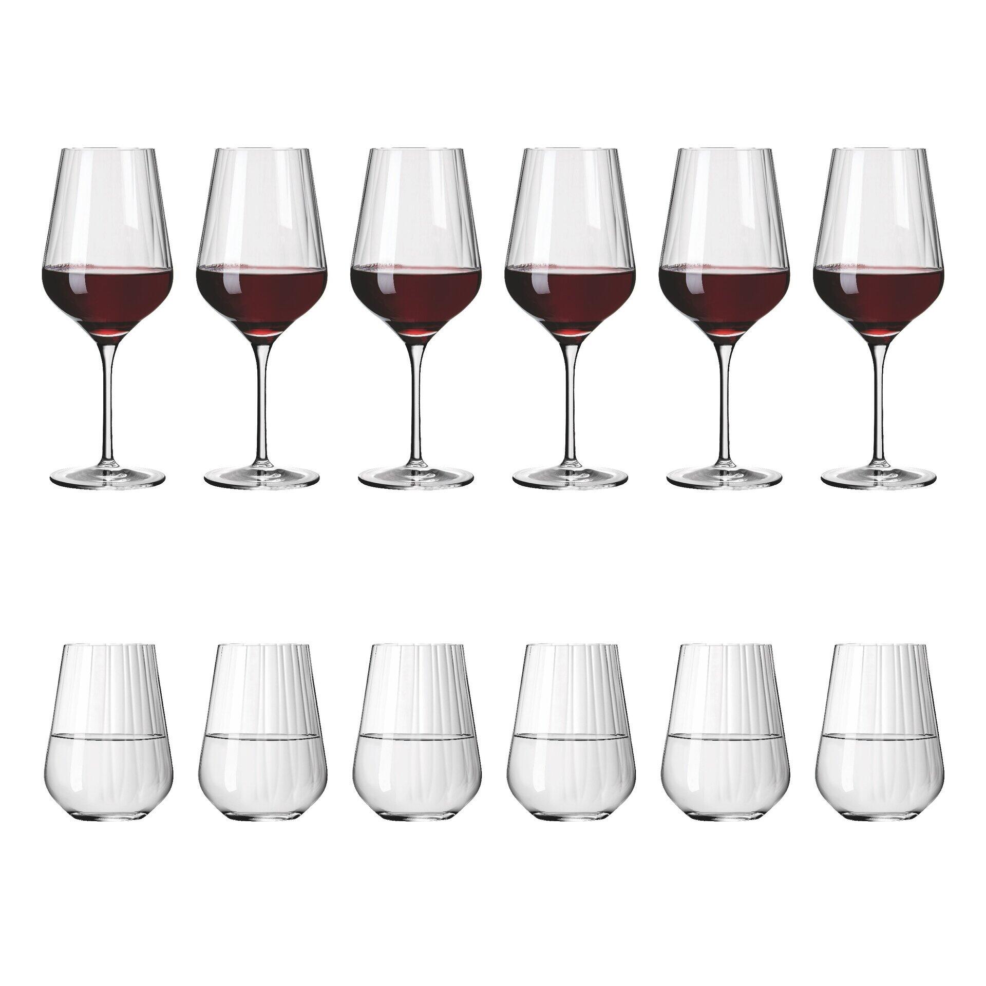 Rotweingläser mit schlankem Kelch und elegantem Stiel, Reihe von acht Gläsern mit Rotwein, aus dem 12-teiligen Set.