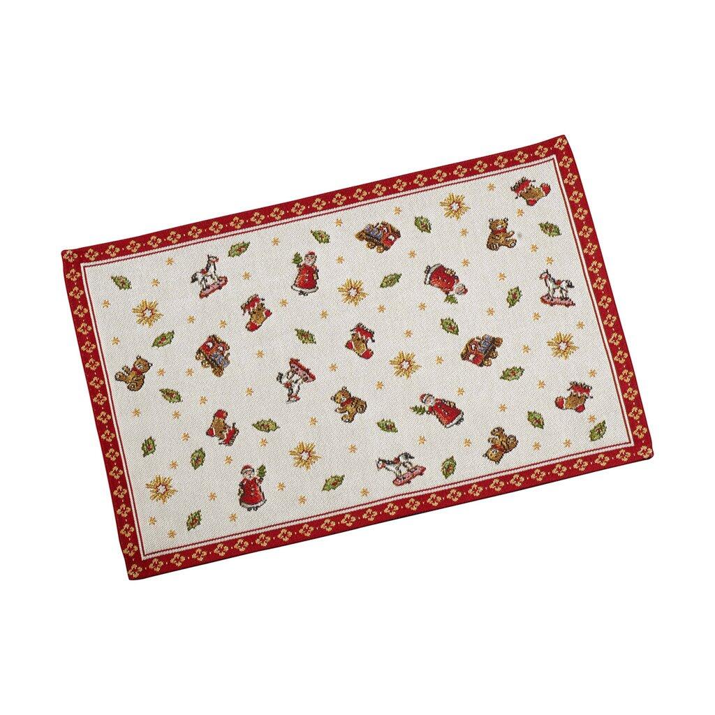 Weihnachtliches Gobelin Platzset "Toy's Delight" von Villeroy & Boch mit rotem Rand, hellbeigem Grund und aufgenähten Motiven wie Weihnachtsmännern, Rentiere, Christbäumen und Sternen.