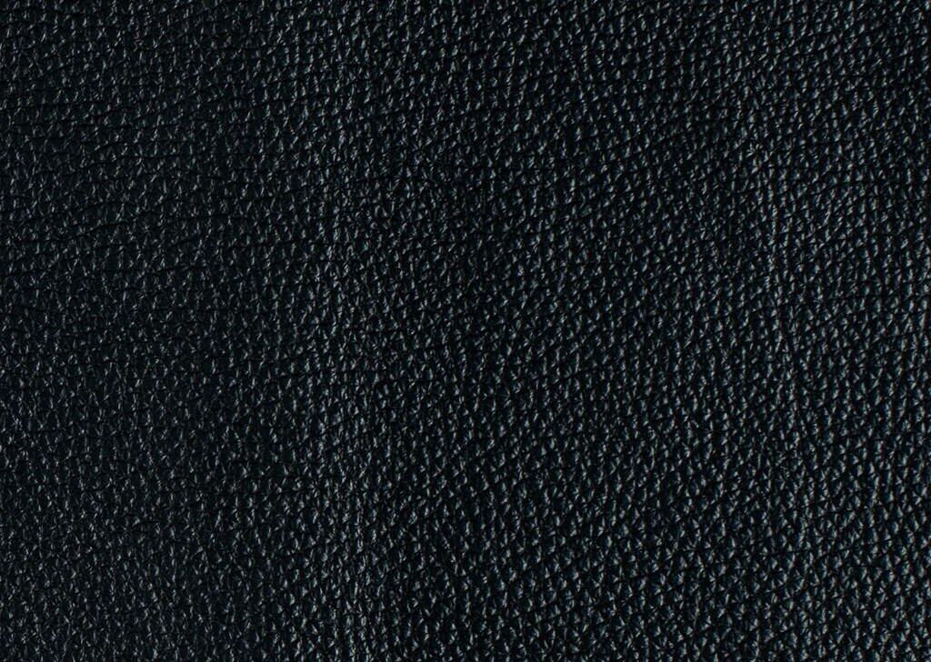 Detailaufnahme des schwarzen Sternfußes des Relaxsessels 8102 mit strukturierter Oberfläche.