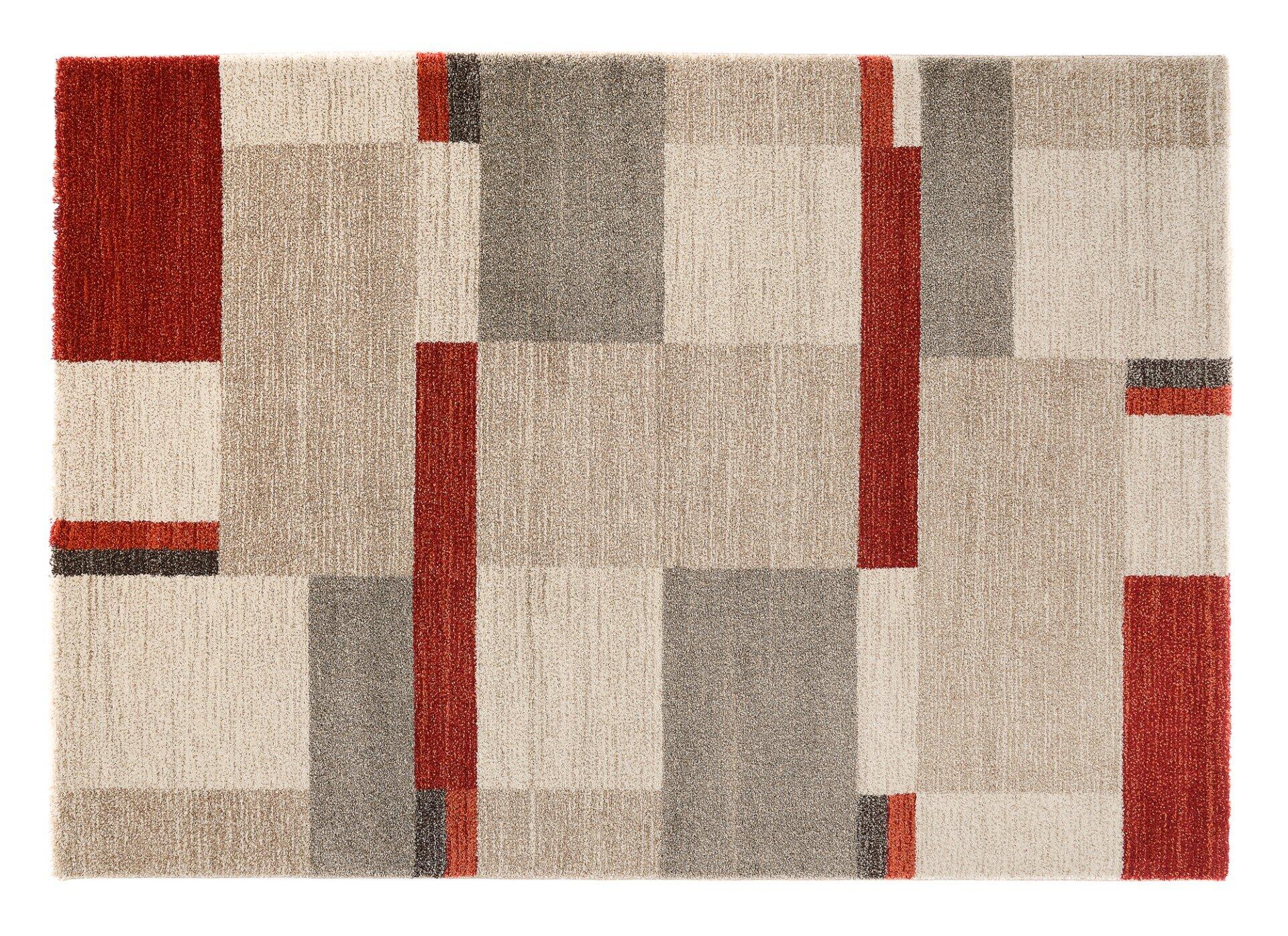 Maschinenwebteppich Salda mit geometrischem Muster aus hellbeige, grau, rot und dunkelgrau Farbfeldern, aus der Vogelperspektive erkennbar.