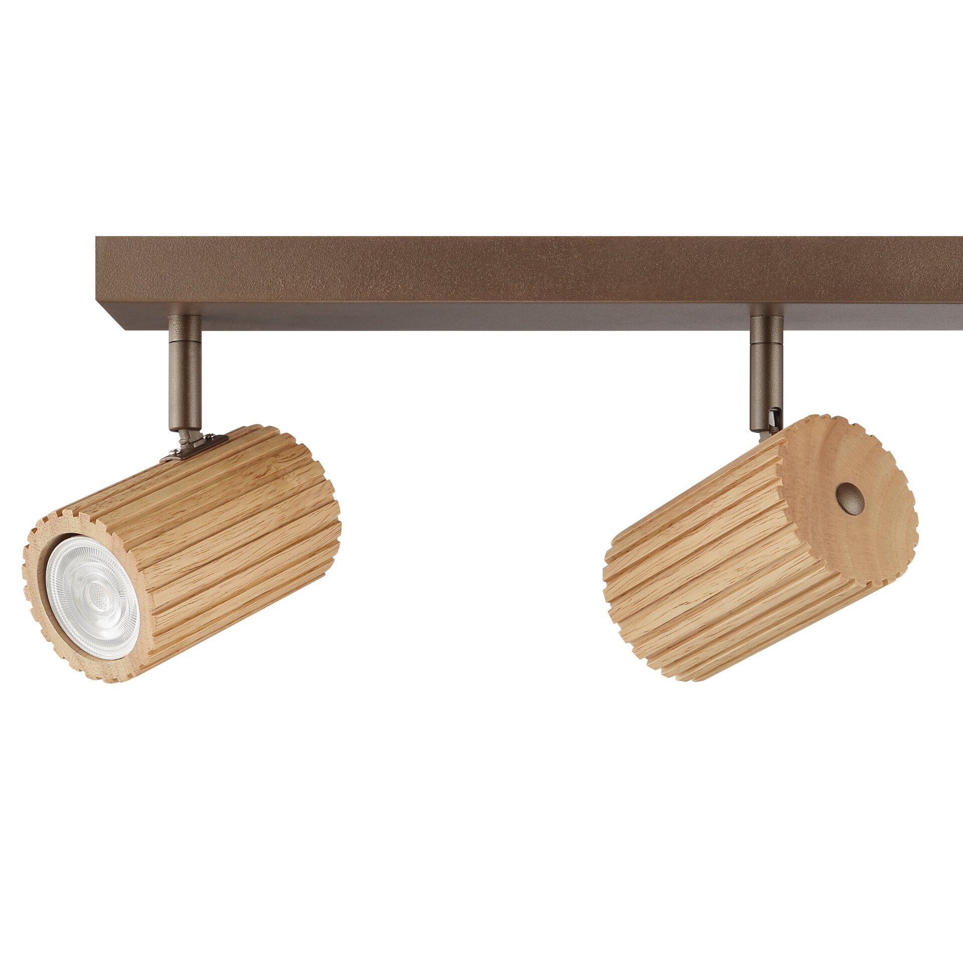 Deckenleuchte Lakewood mit schwenkbaren Spotleuchten, die im schrägen Blickwinkel die flexible Ausrichtung der Lampenköpfe und die Kombination aus Metallplatte und Holzstruktur zeigen.