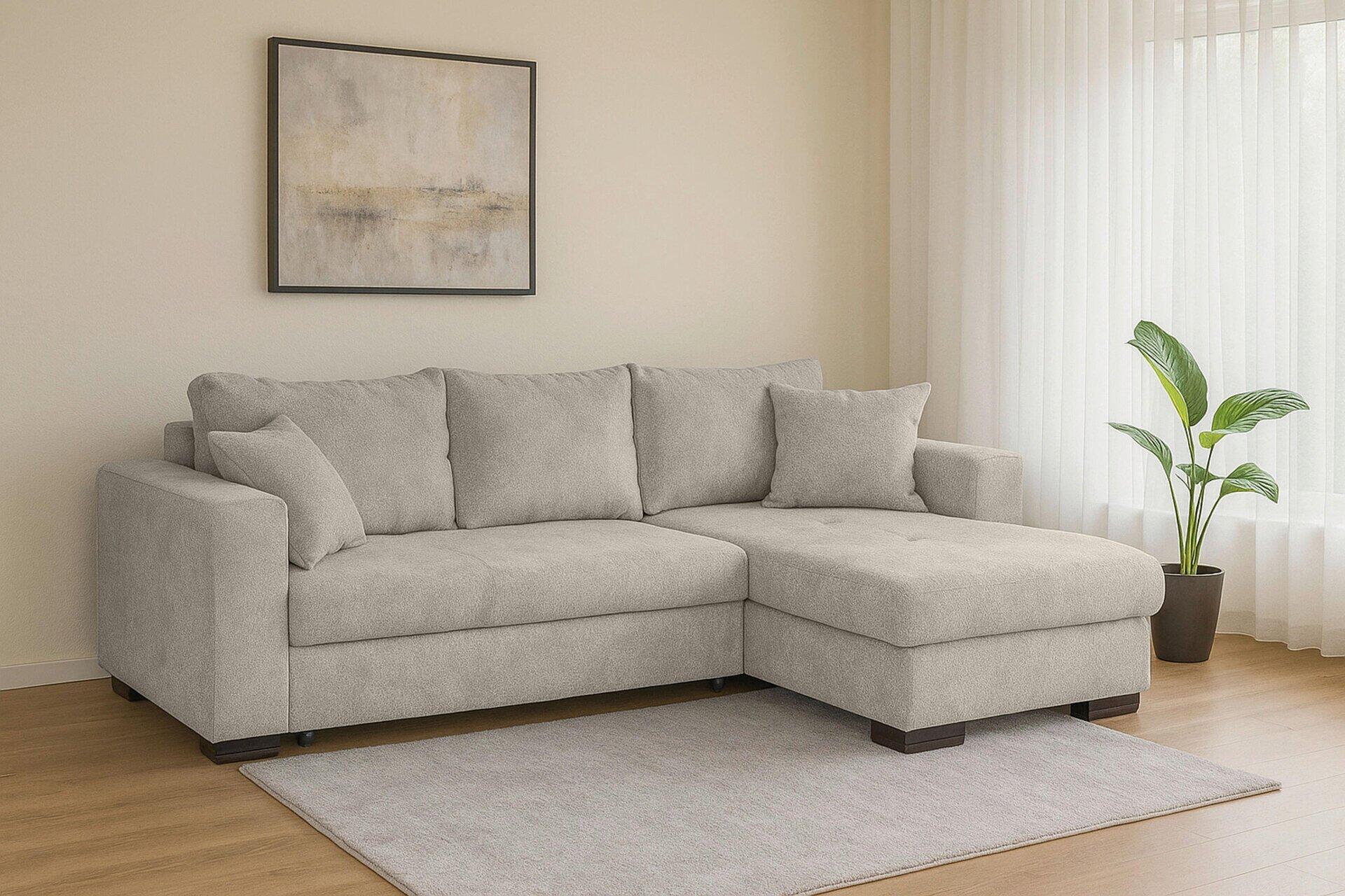 Ecksofa Malmo in Innenraumansicht mit braunen Holzfüßen, hoher Rückenlehne und zwei Zierkissen.